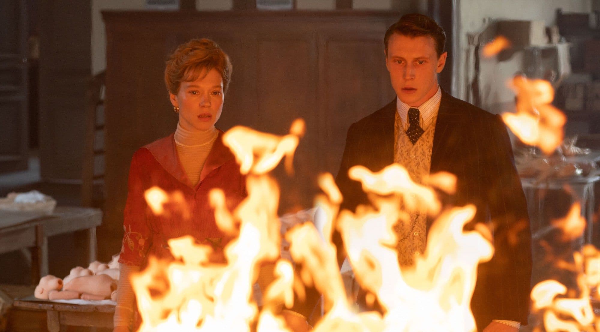 Fotograma de 'The Beast' de Bertrand Bonello, con Léa Seydoux y George MacKay