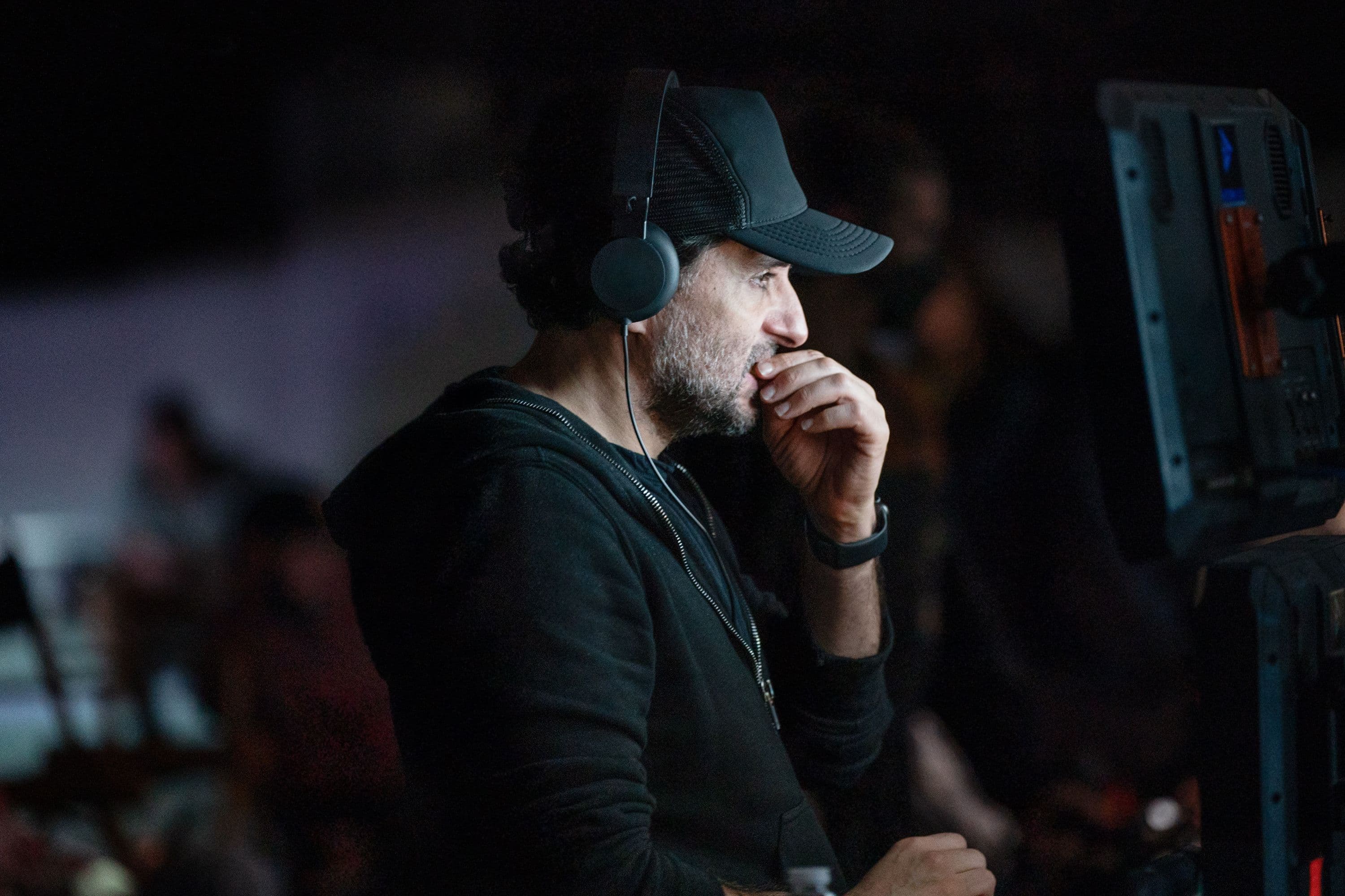 El director Jaume Collet-Serra durante el rodaje de 'Equipaje de mano'