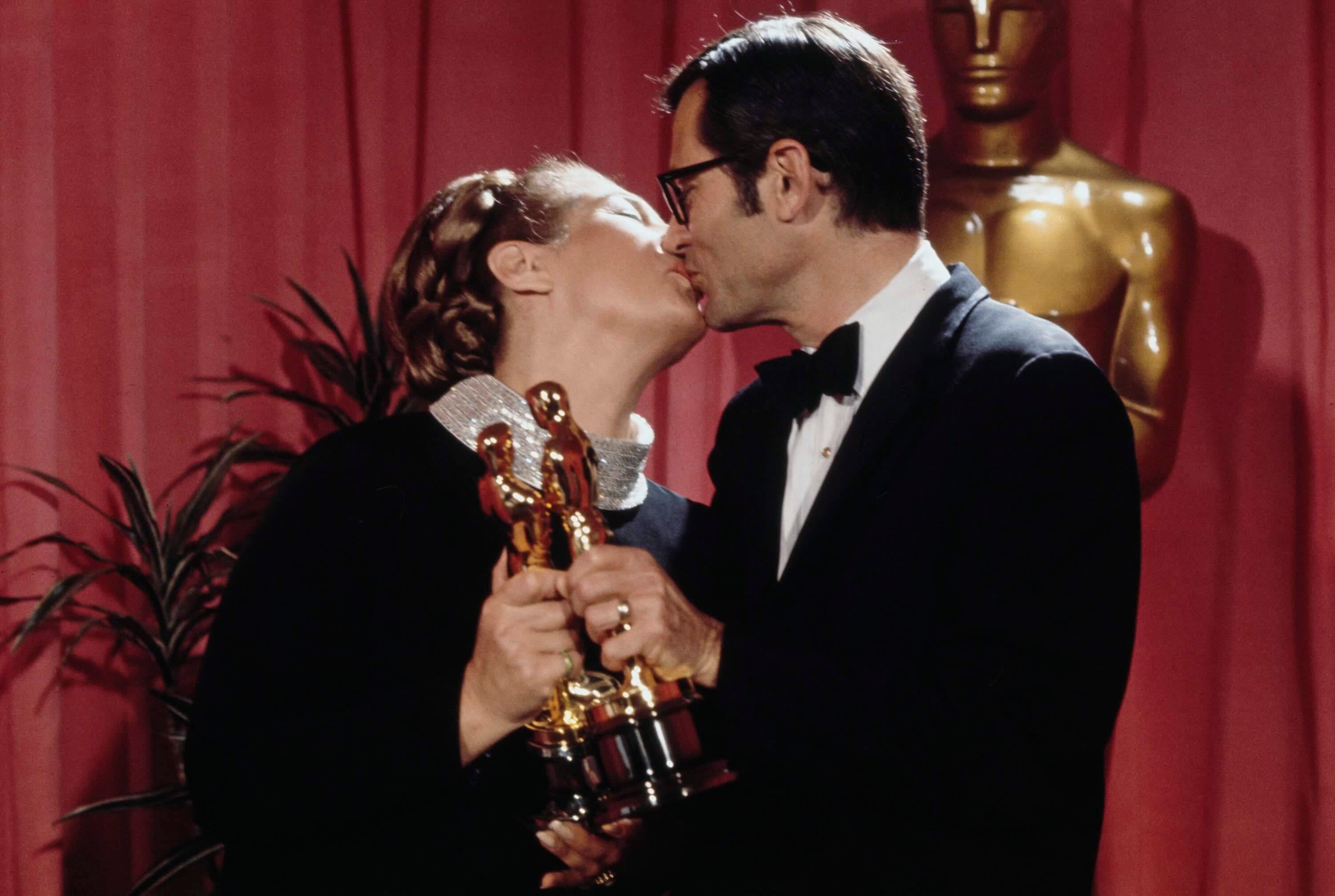 Marilyn y Alan Bergman posan en la 41 edición de los Oscar su premio a la Mejor Canción original por 'El caso Thomas Crown'