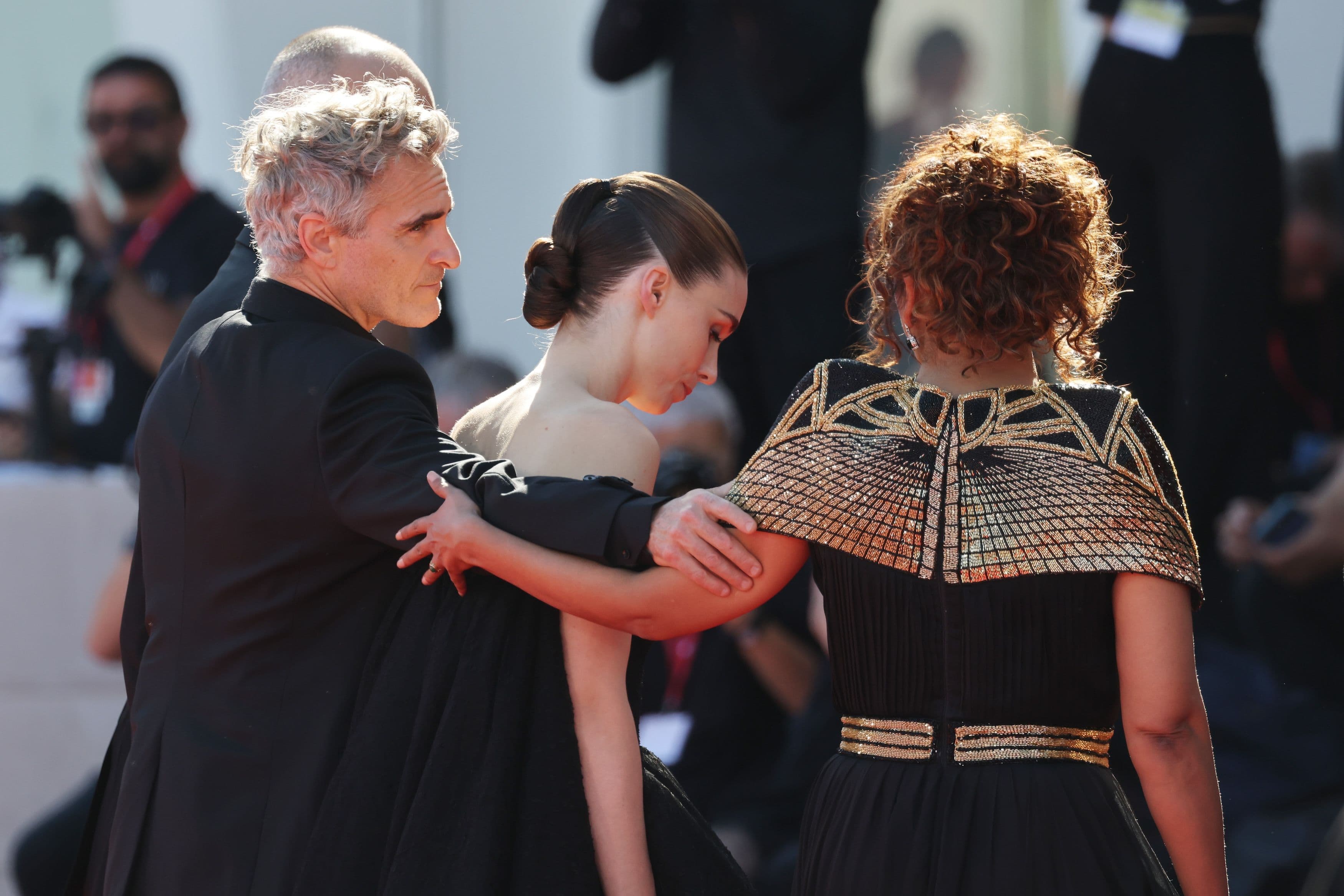 Los actores Joaquin Phoenix y Rooney Mara acompañan a la directora Kaouther Ben Hania en la alfombra roja de 'La voz de Hind' durante el Festival de Venecia 2025