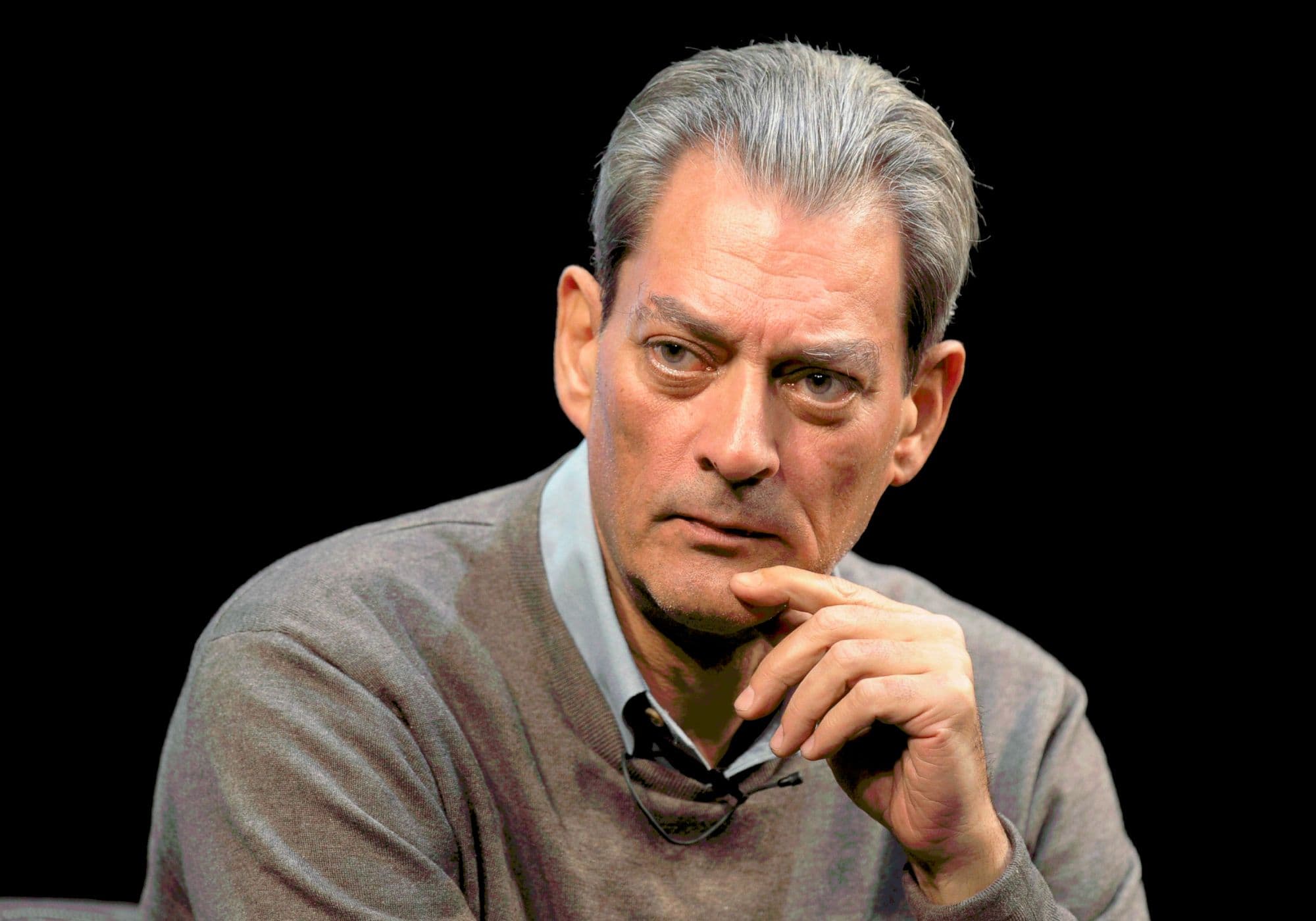 Posado del escritor, guionista y director Paul Auster
