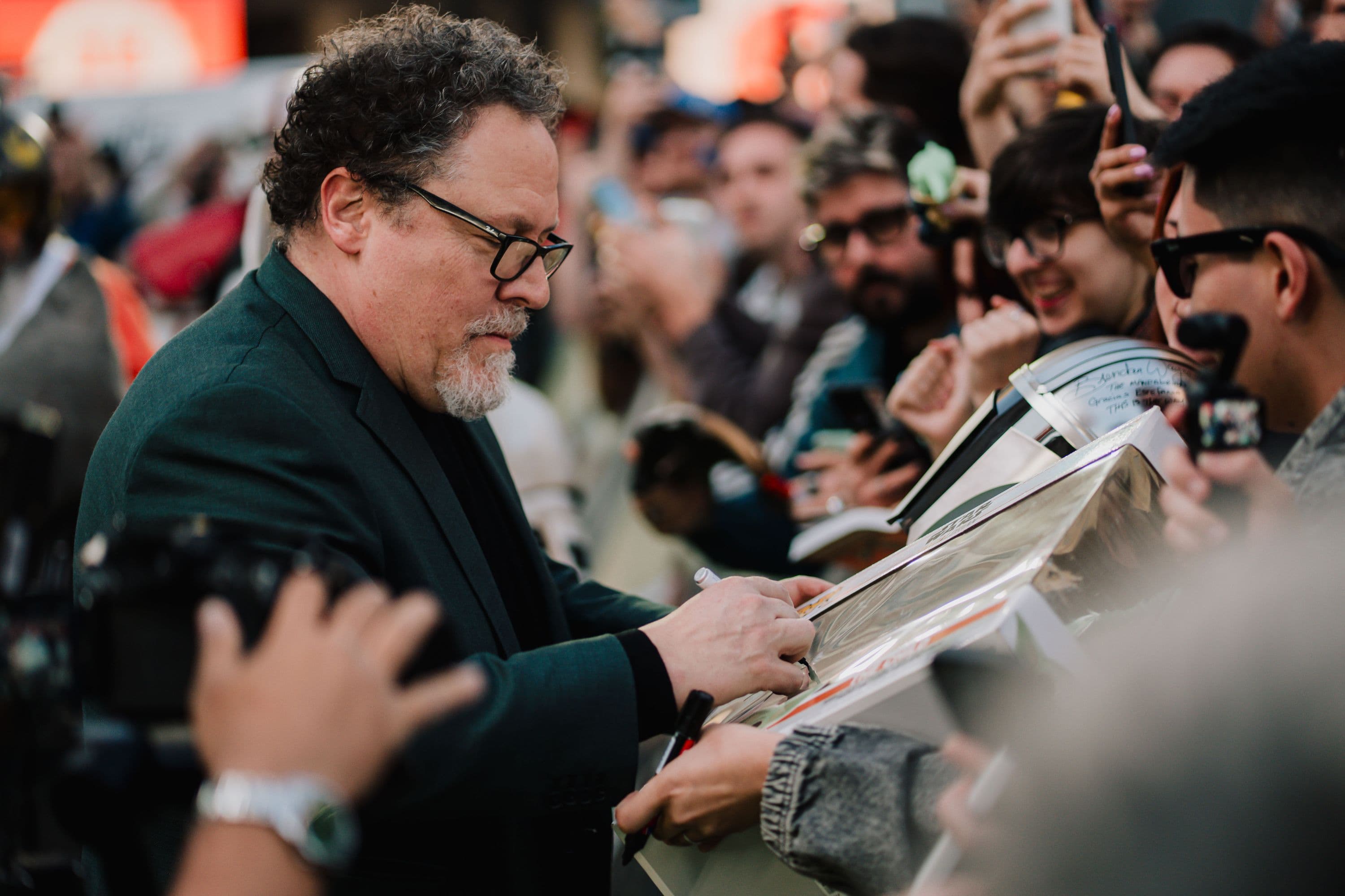 El director, guionista y productor Jon Favreau firma autógrafos a la entrada del pase especial de 'The Mandalorian and Grogu' en Madrid en abril de 2026