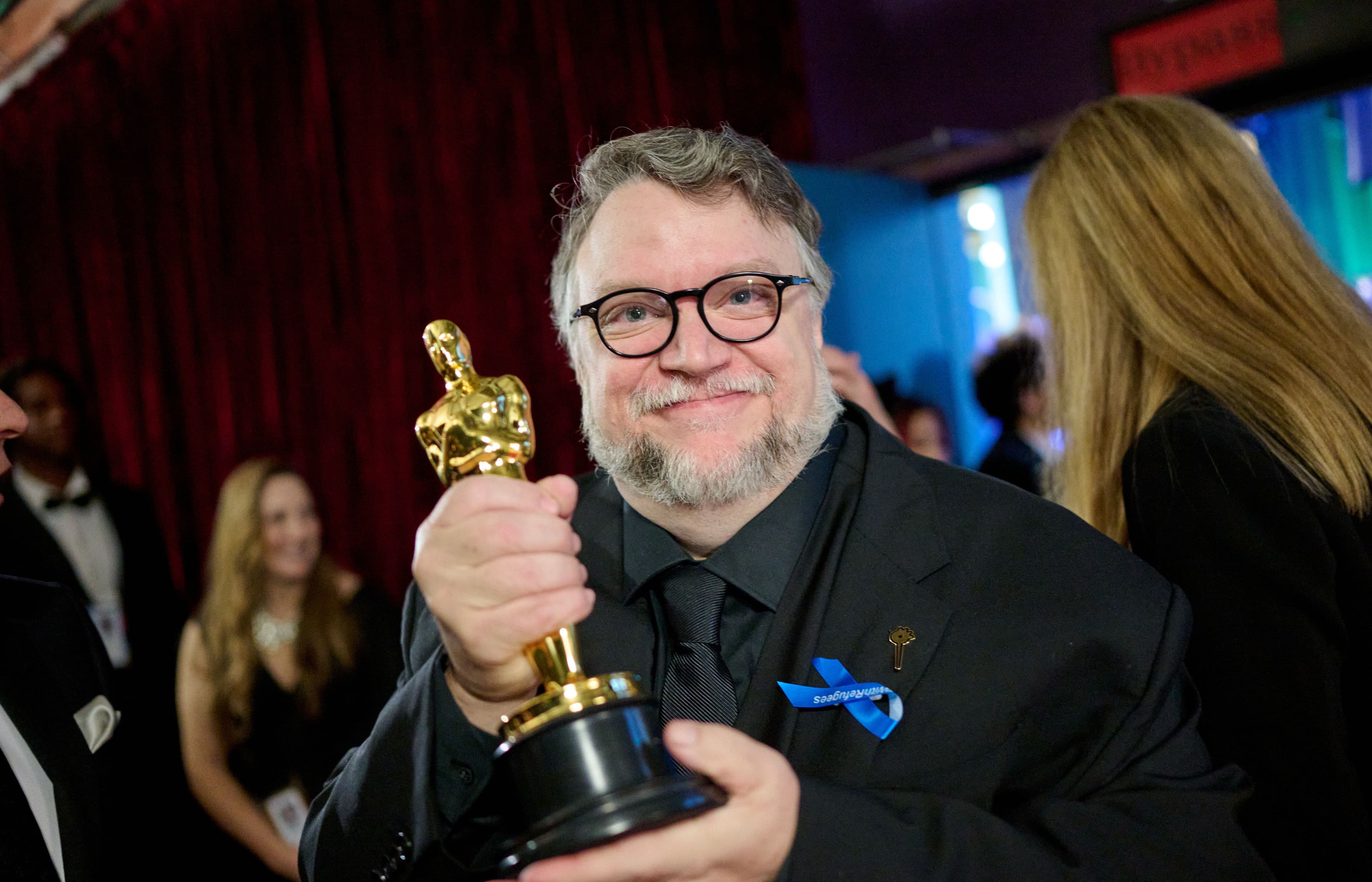 El director Guillermo del Toro posa con el Oscar a Mejor Película de animación para 'Pinocho' en la edición 95 de los Oscar, en marzo de 2023