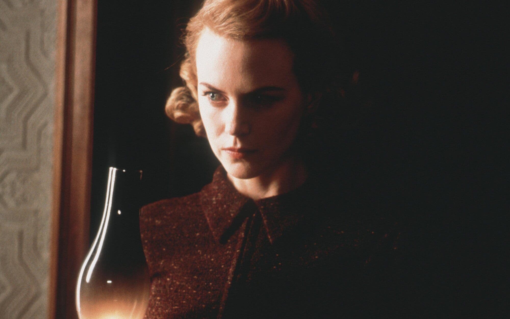 Fotograma de 'Los otros', de Alejandro Amenábar, con Nicole Kidman en primer término