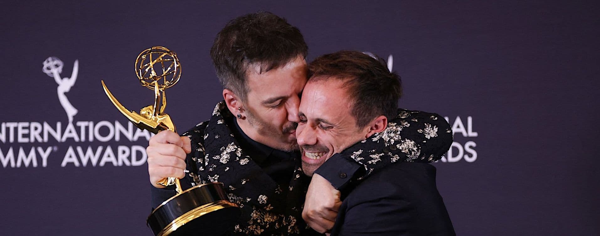 El director Javier Giner abraza al actor Oriol Pla minutos después de la victoria de este en los Emmy Internacionales por 'Yo, adicto'