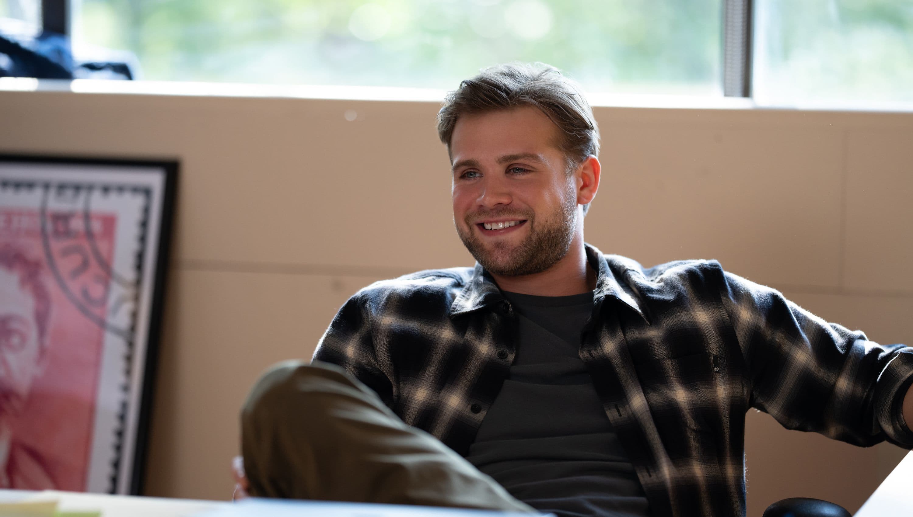 El actor Leo Woodall en un fotograma de la serie de Netflix 'Vladimir'
