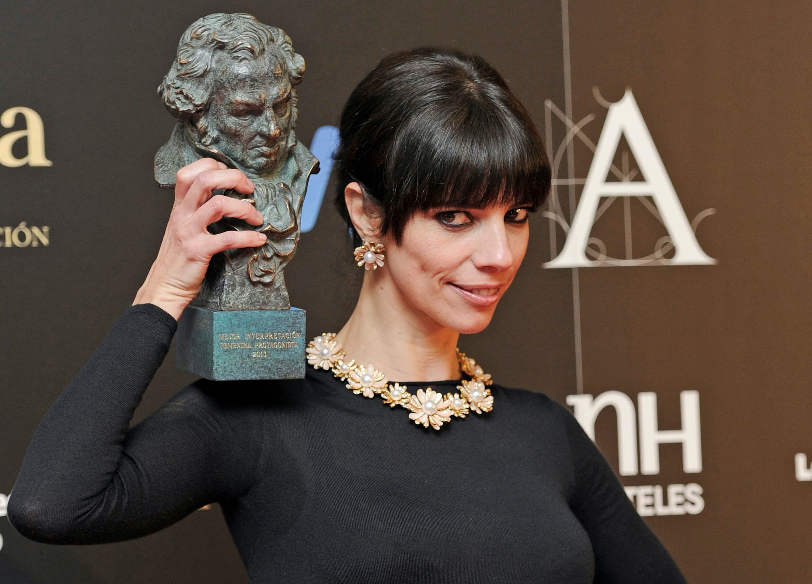 Maribel Verdú posa con su Goya por 'Blancanieves' tras la ceremonia de febrero de 2013