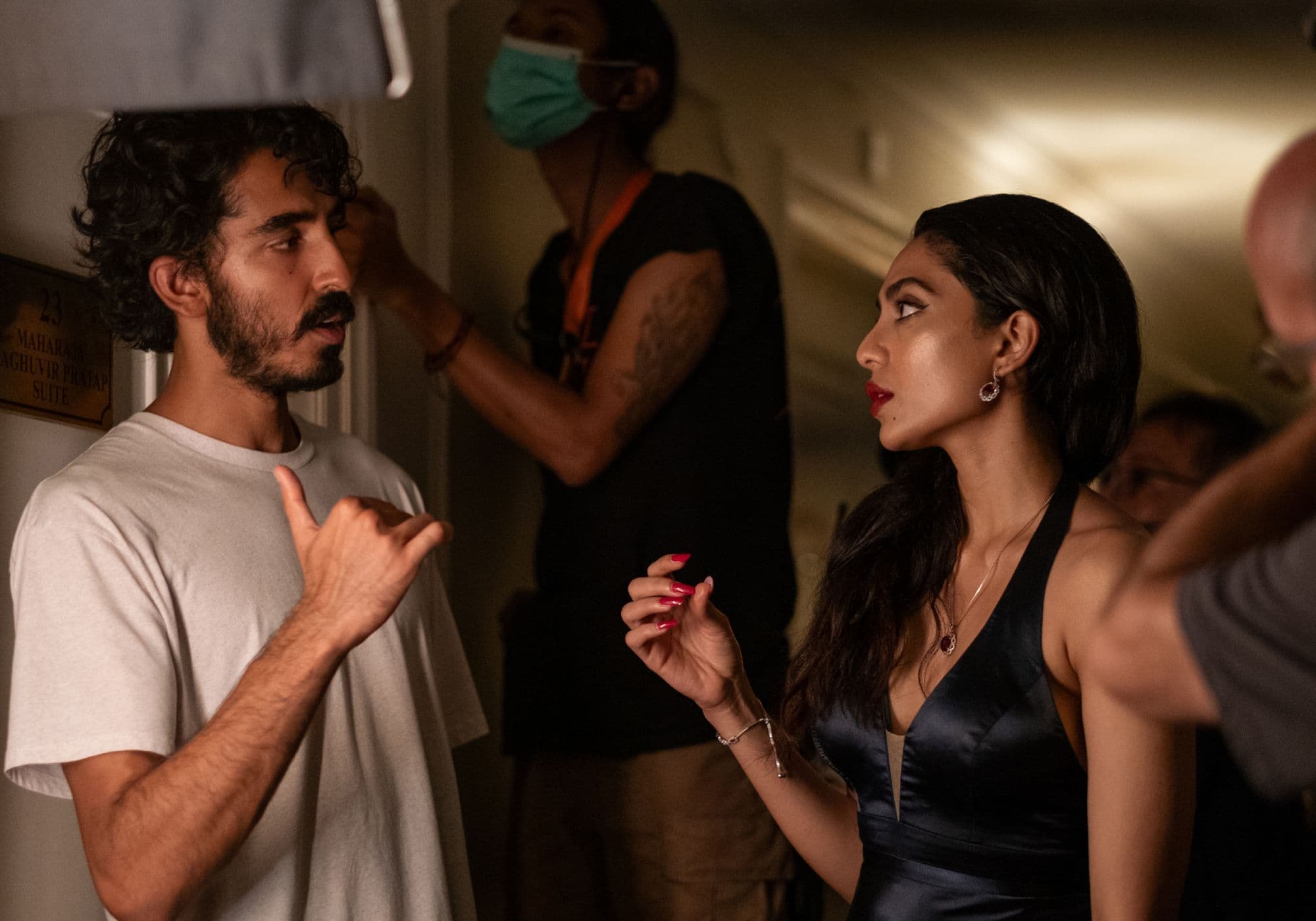 Dev Patel da instrucciones durante el rodaje de su debut como director con 'Monkey Man'