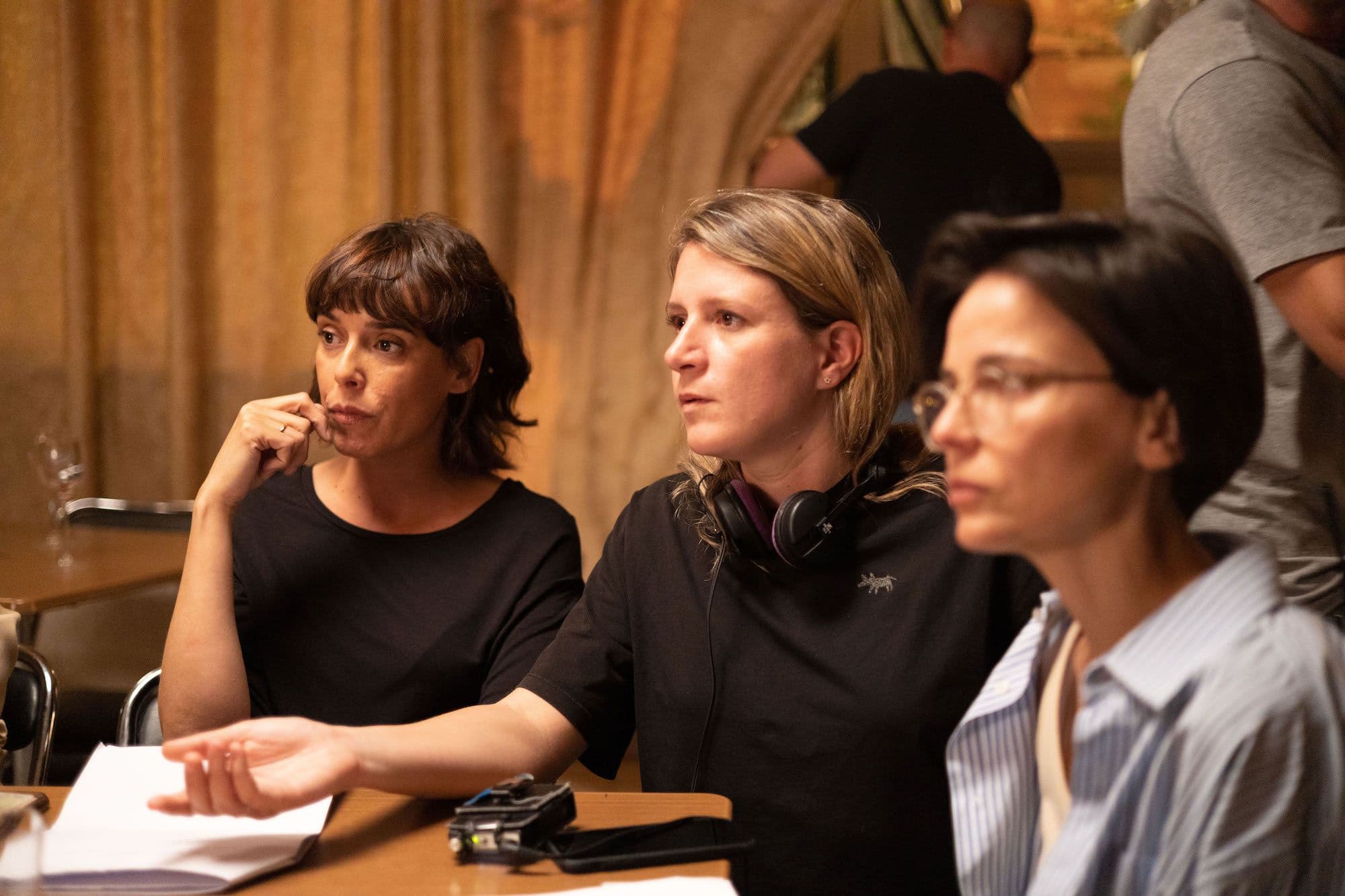 Clara Roquet junto a Belén Cuesta y Elena Anaya en el rodaje de 'Las largas sombras'