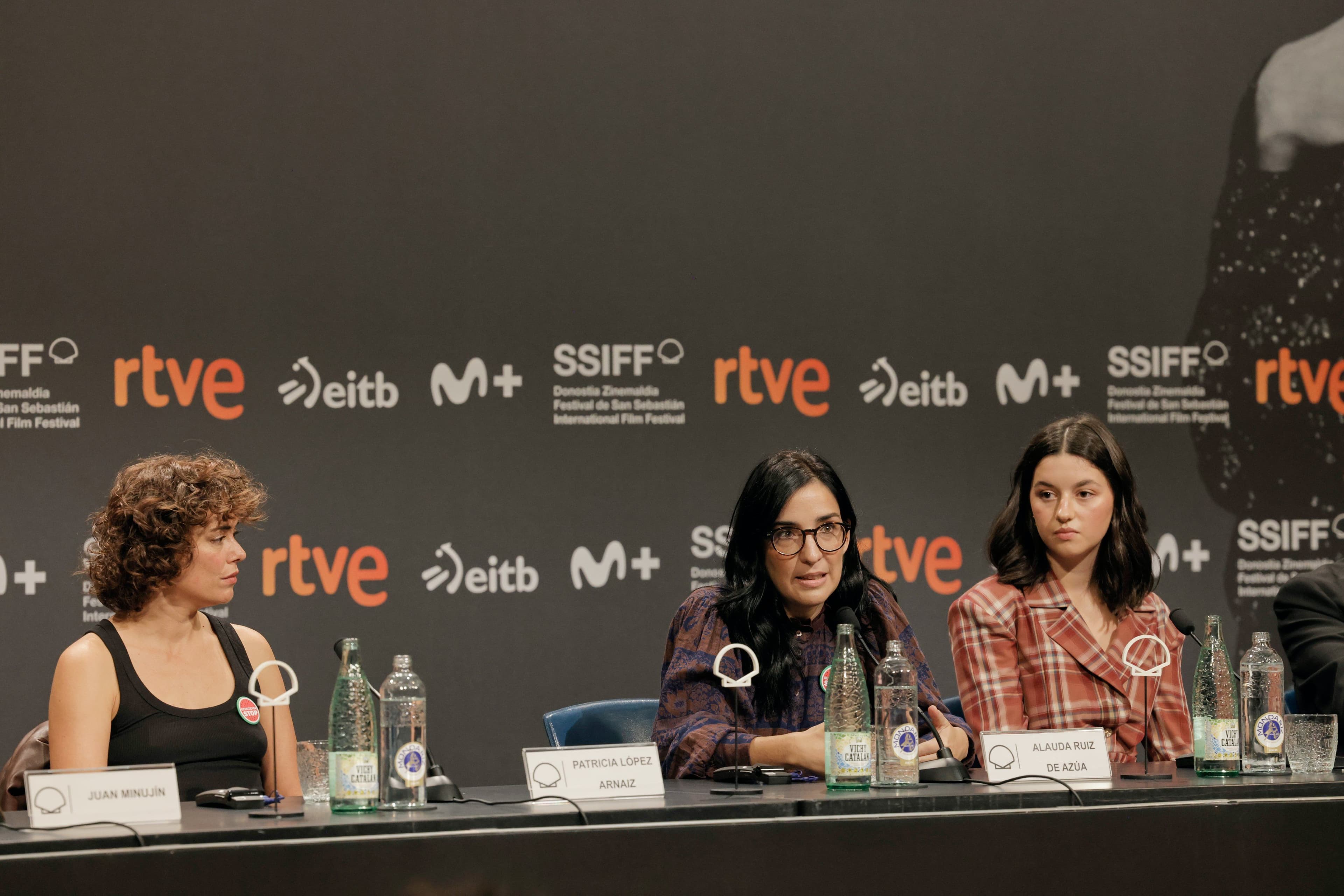 La directora Alauda Ruiz de Azúa y la actriz Blanca Soroa, durante la rueda de prensa de 'Los domingos' en el Festival de San Sebastián 2025