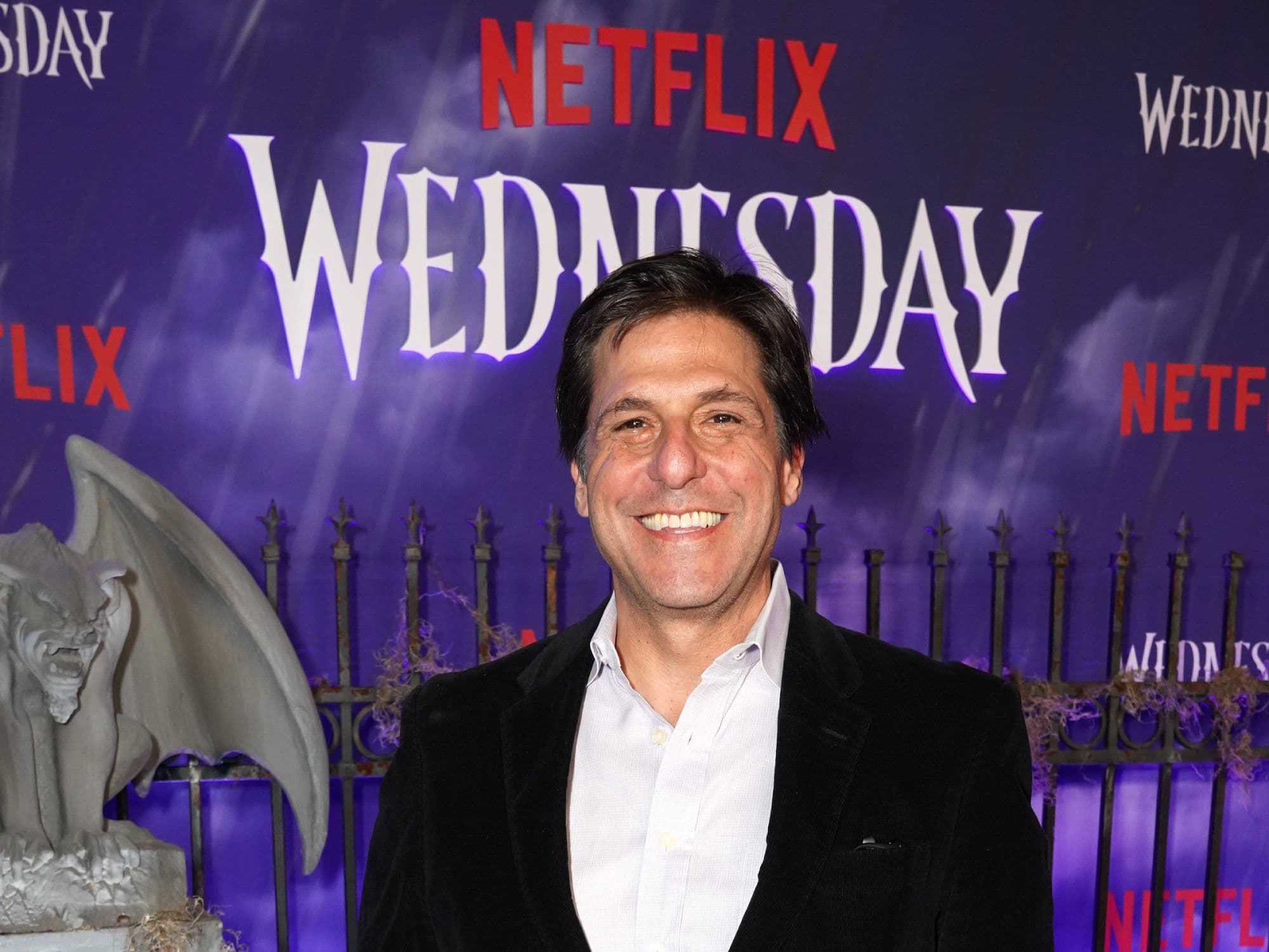 Fotografía del productor Jonathan Glickman durante la premier en Los Angeles de la serie de Netflix 'Miércoles'