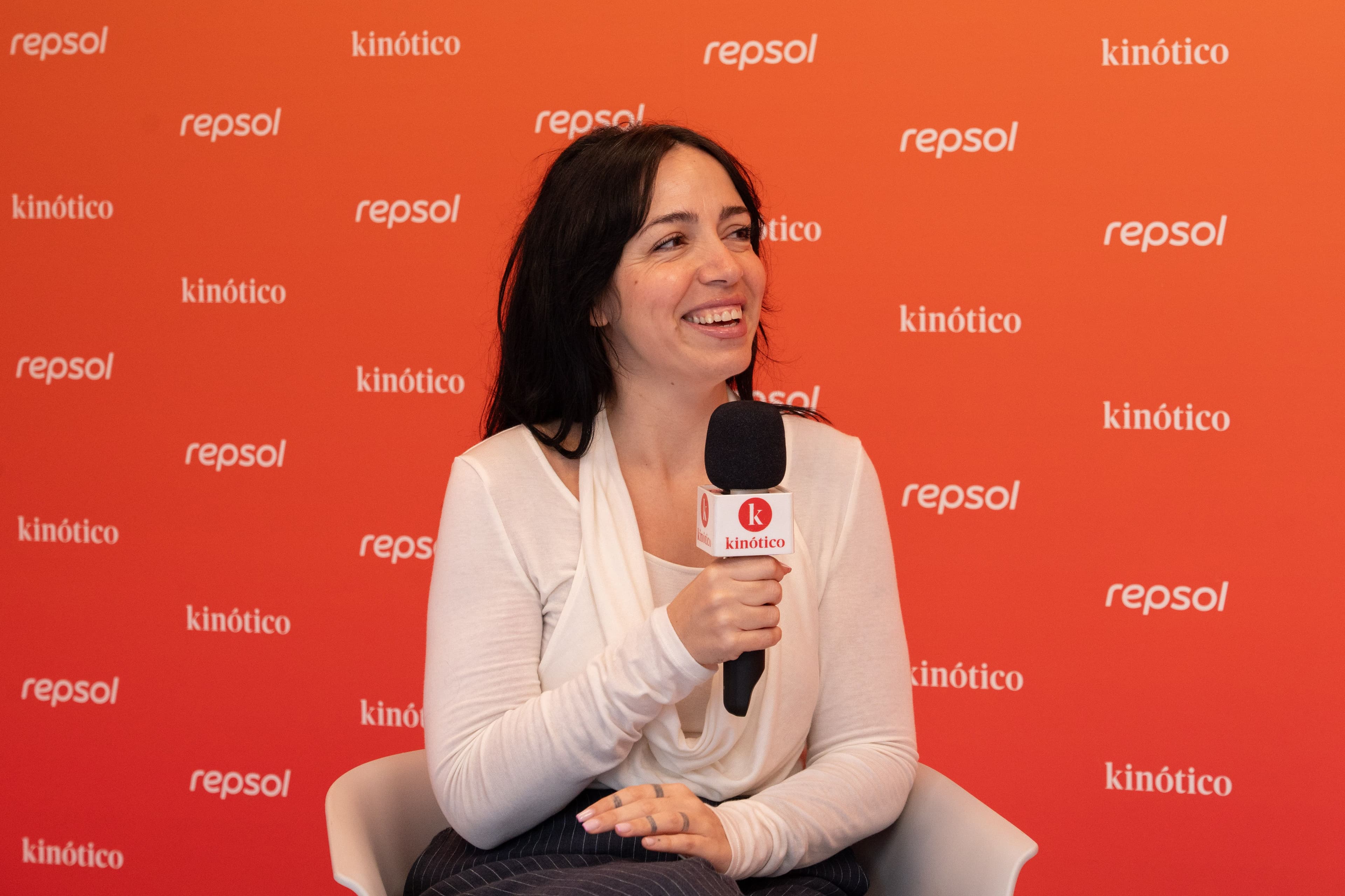 La figurinista y diseñadora de vestuario, Nerea Torrijos, a su paso por el set de Kinótico en el Festival de San Sebastián 2026