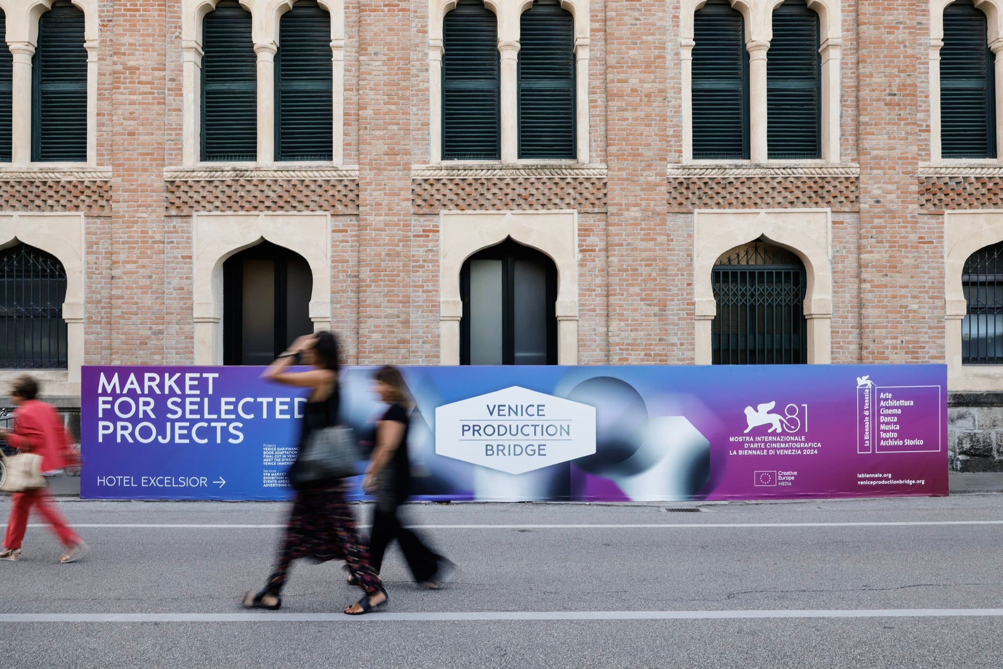 Anuncio del Venice Production Bridge a las puertas del Hotel Excelsior del Lido en la Mostra 2024