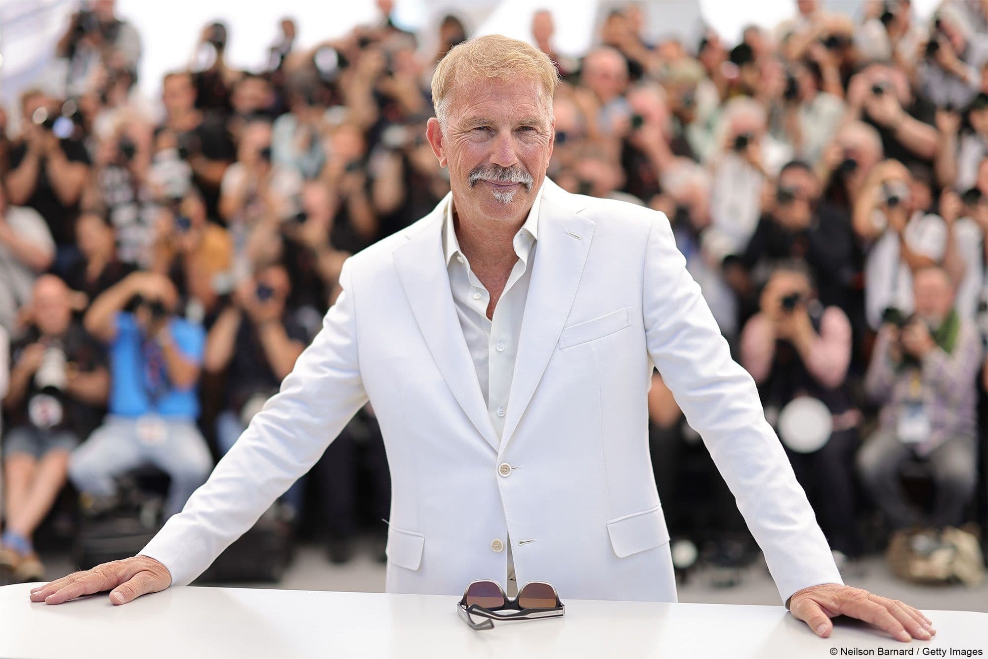 Kevin Costner posa ante las cámaras en el photocall de 'Horizon: An american saga' en el Festival de Cannes 2024