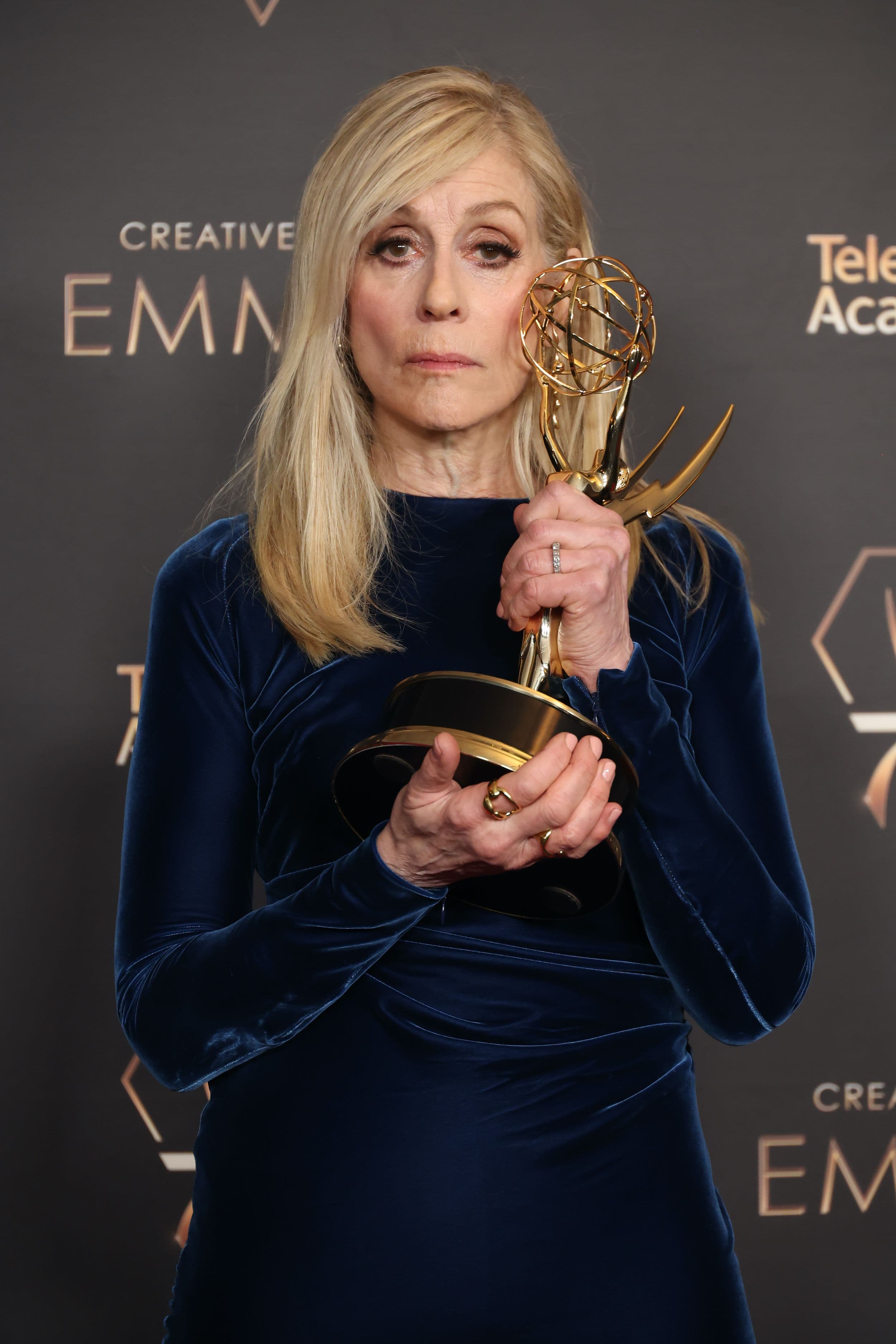 La actriz Judith Light sostiene su premio Emmy como actriz invitada en la serie 'Poker face'