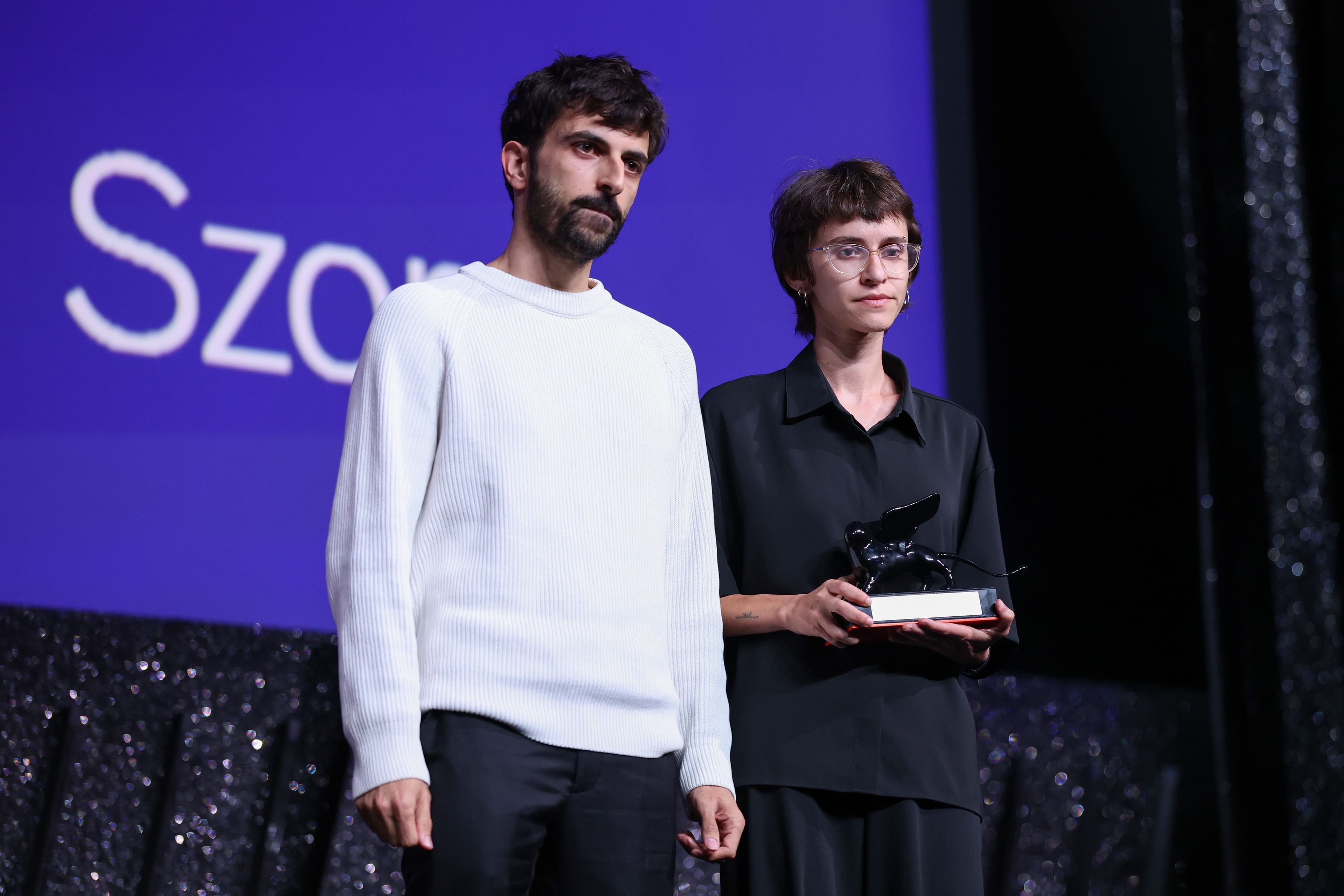 Los directores Yuval Abraham y Rachel Szor posan con el Premio Especial del Jurado del Festival de Venecia 2026 para 'NAZA'