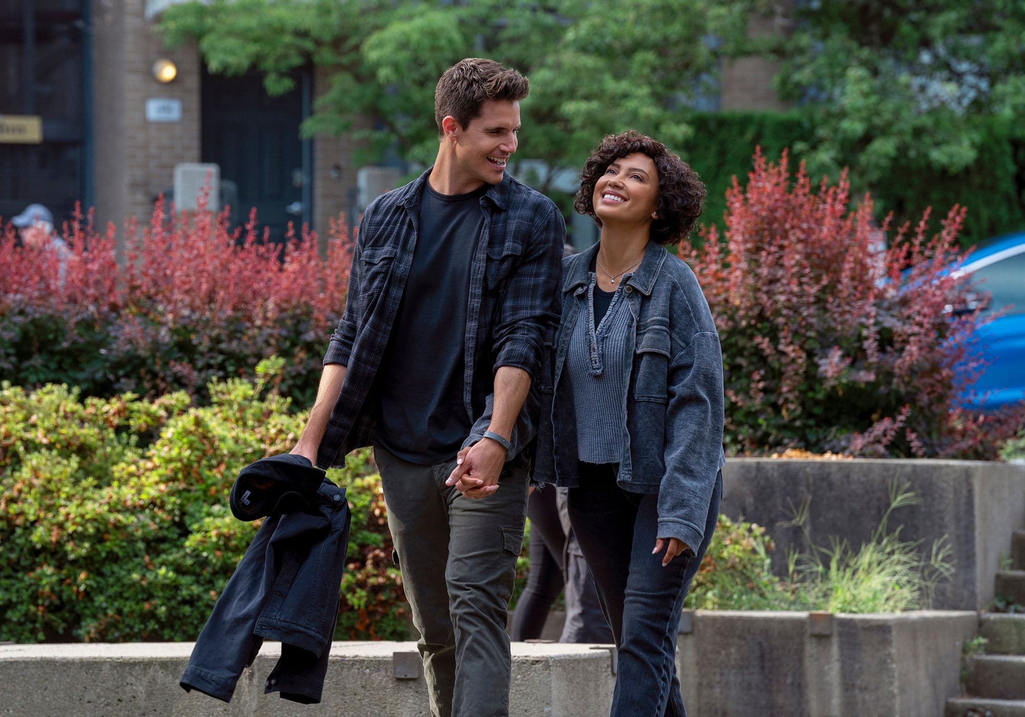 Robbie Amell y Andy Allo son Nathan y Nora en 'Upload'