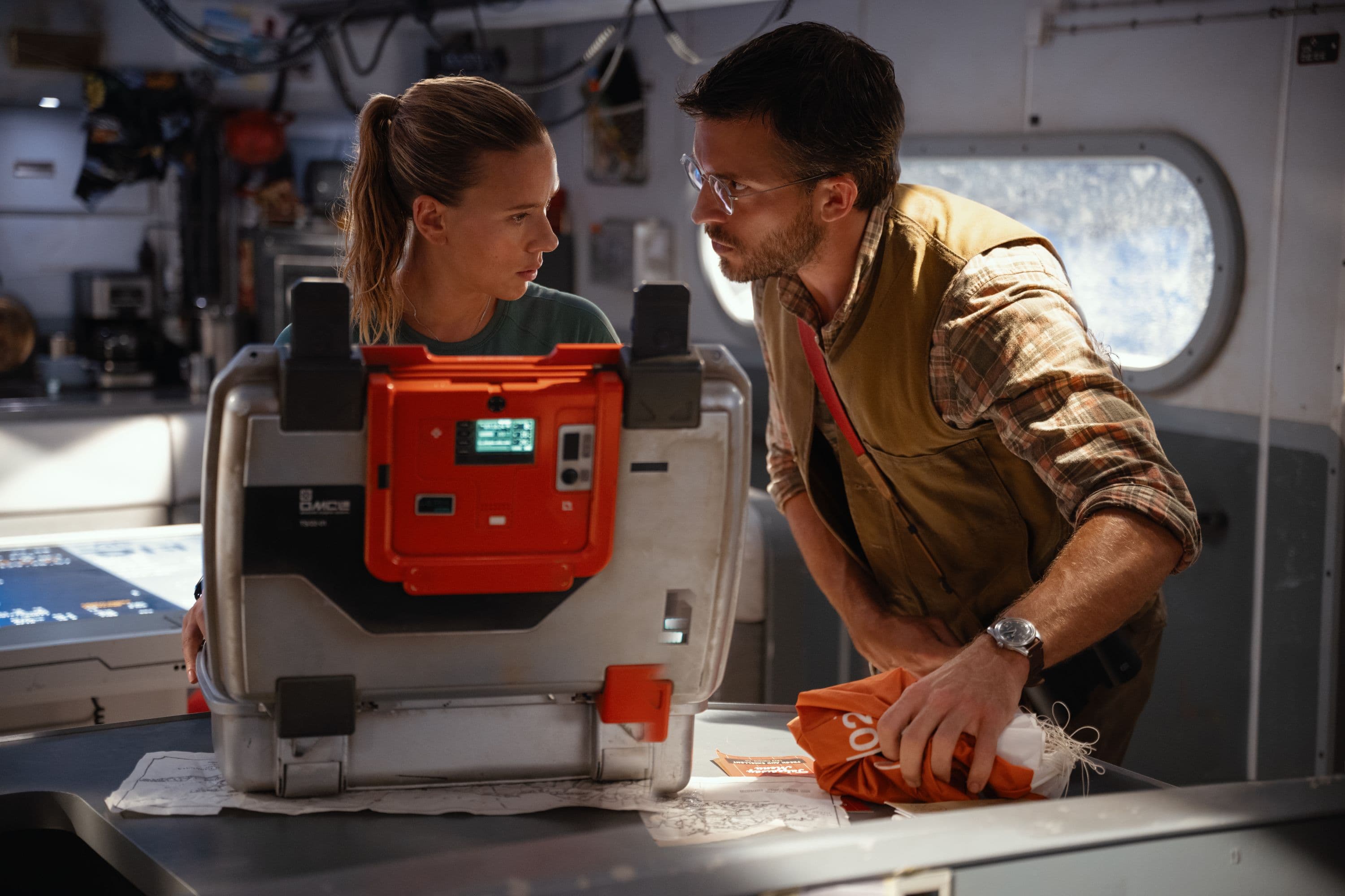 Scarlett Johansson y Jonathan Bailey en una imagen promocional de 'Jurassic World: El renacer'