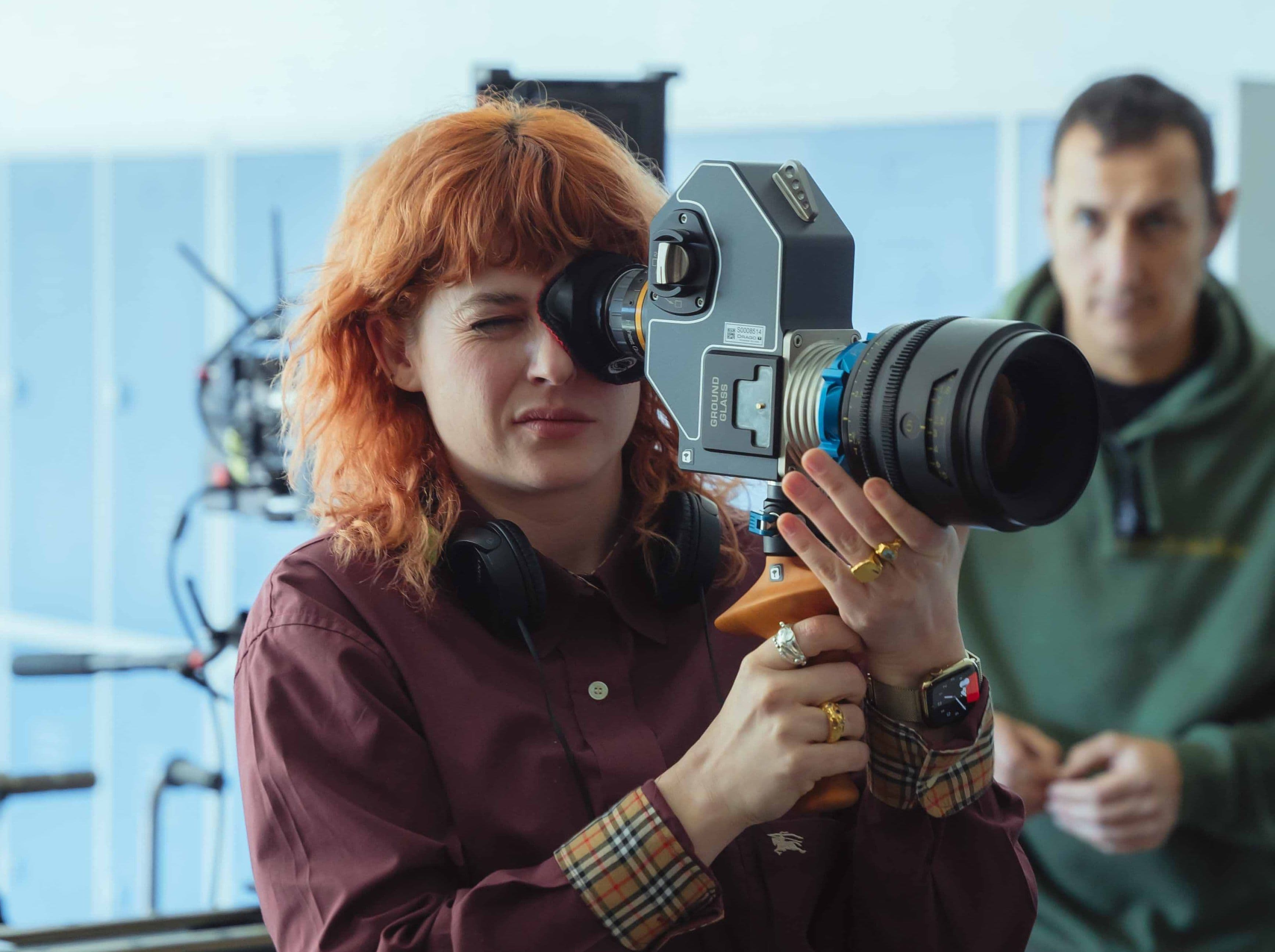 La directora y guionista Chloé Wallace durante el rodaje de 'Mala influencia'