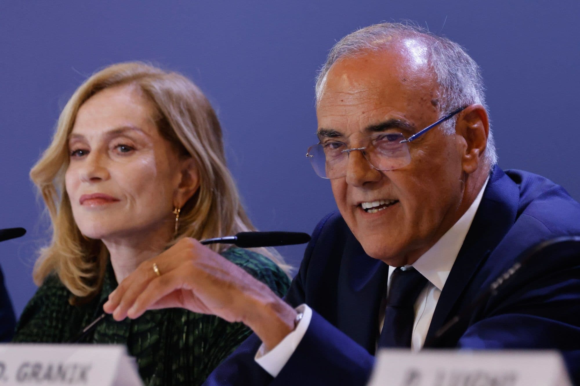 Isabelle Huppert y Alberto Barbera en la rueda de prensa de presentación de los jurados