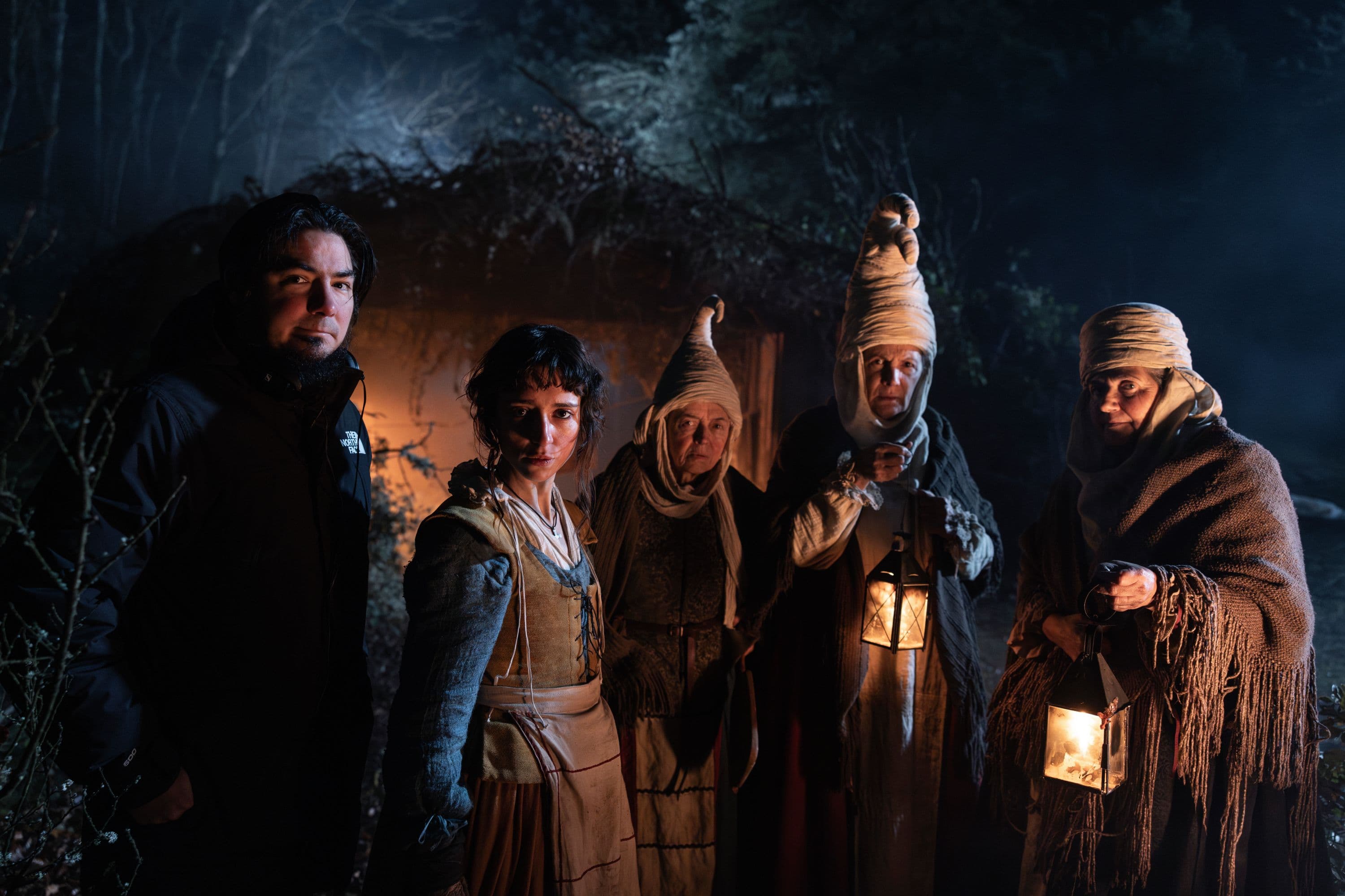 El director Paul Urkijo junto a las actricez Yune Nogueiras, Elena Irureta, Ane Gabarain e Iñake Irastorza en el rodaje de 'Gaua'