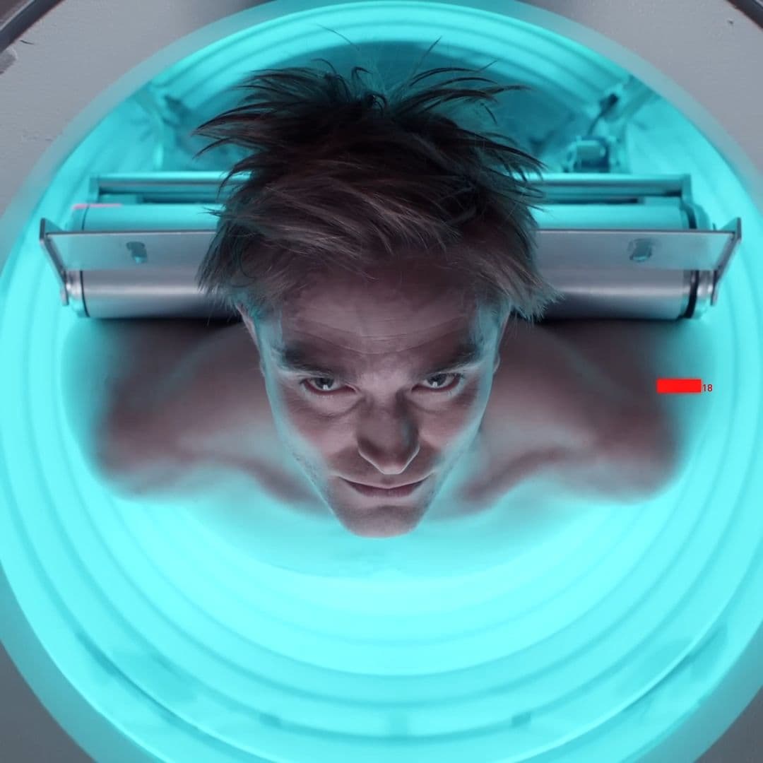 Fotograma promocional de 'Mickey 17', con Robert Pattinson como protagonista
