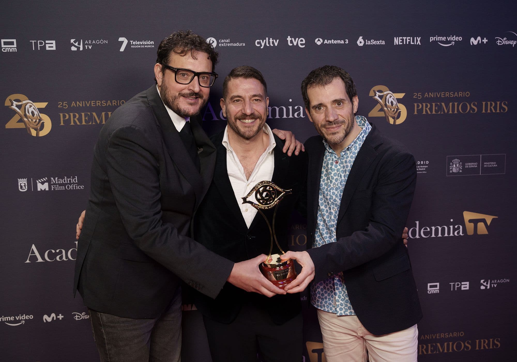 Fotografía del director y creador de 'La Unidad' posando con uno de los Premios Iris en la gala 25