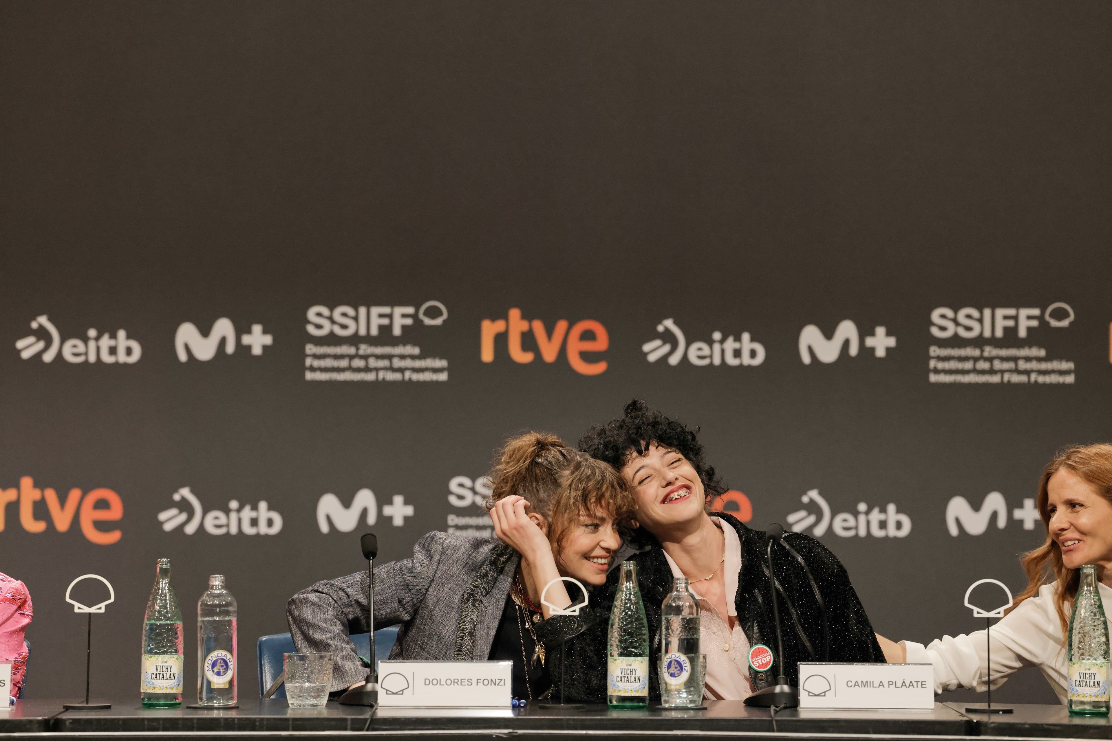 La actriz y directora Dolores Fonzi abraza a Camila Plaate, la protagonista de 'Belén'