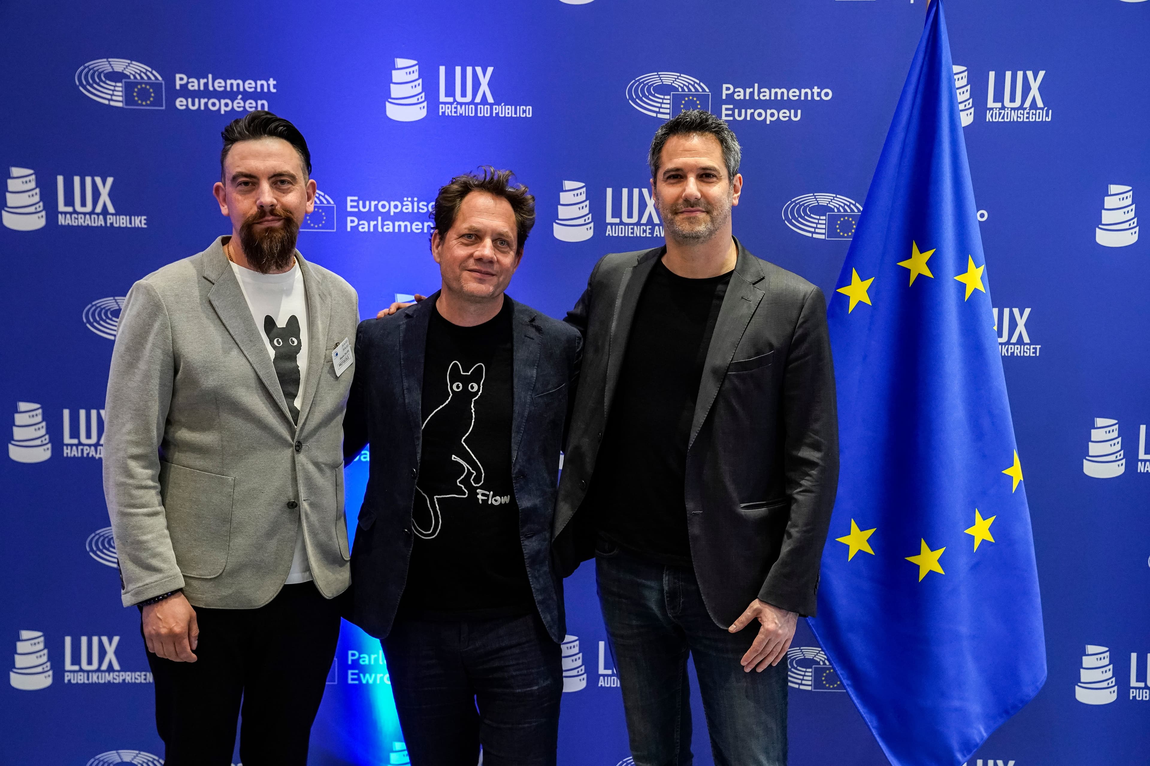 Los productores de 'Flow, un mundo que salvar', Gregory Zalcman y Ron Dyens, y el compositor Rihards Zalupe, a su llegada al Parlamento Europeo en Bruselas