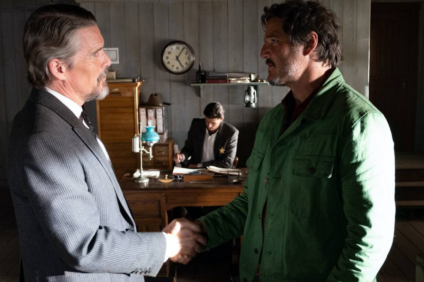 Fotograma de 'Extraña forma de vida', corto de Pedro Almodóvar con Ethan Hawke y Pedro Pascal.
