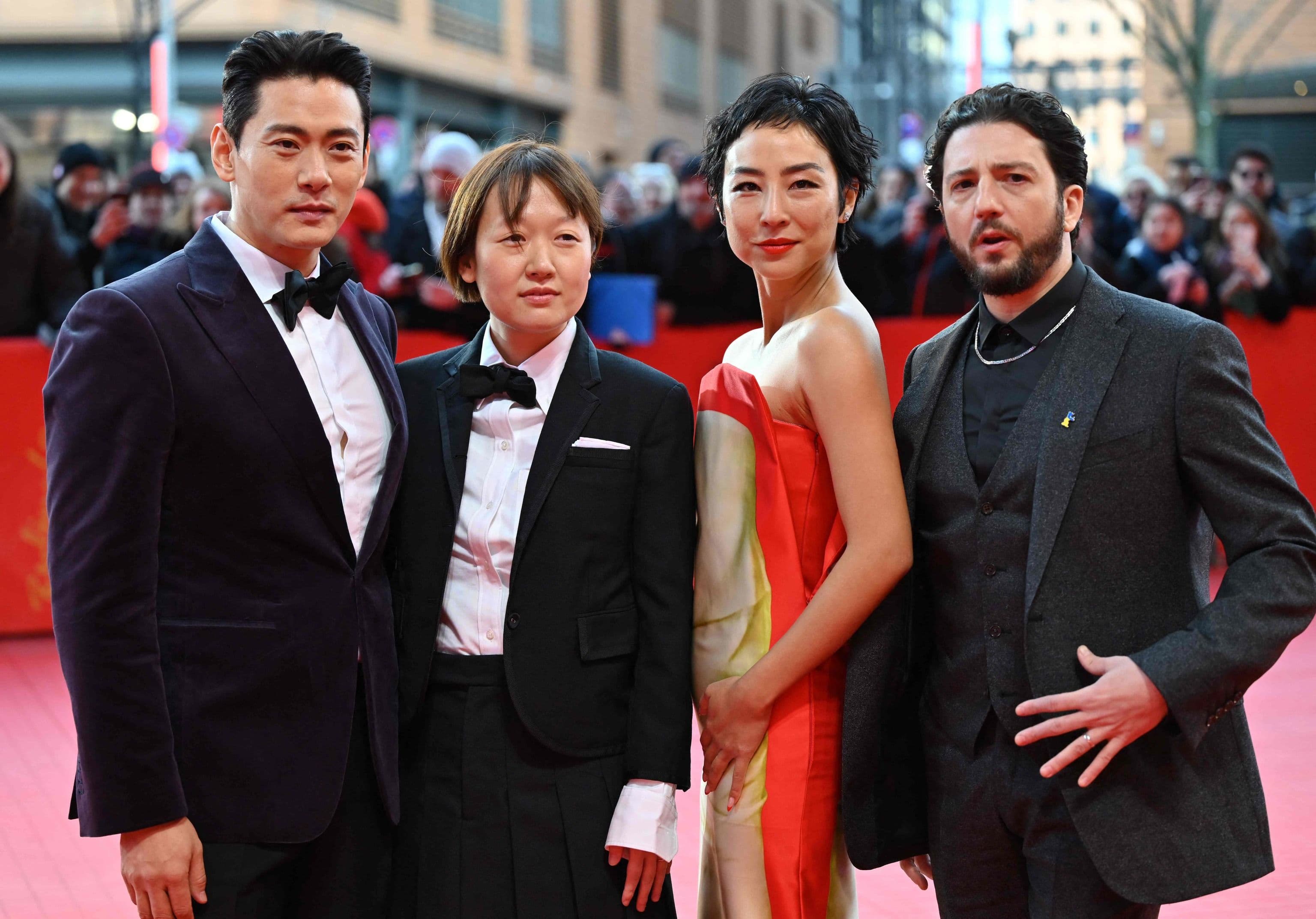La directora Celine Song, rodeada por el elenco de Past Lives en la alfombra roja de la Berlinale