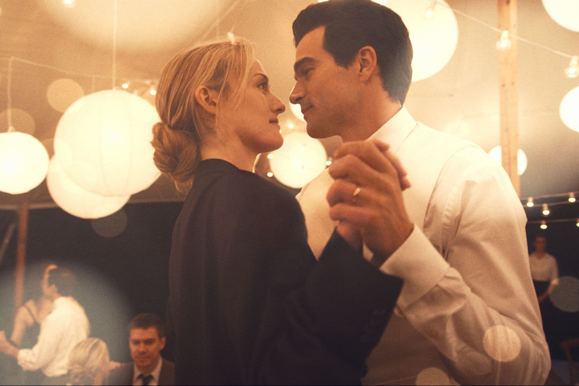Paul Anthony Kelly y Sarah Pidgeon en un fotograma de la serie 'Love Story: John F. Kennedy Jr. & Carolyn Bessette', de Ryan Murphy