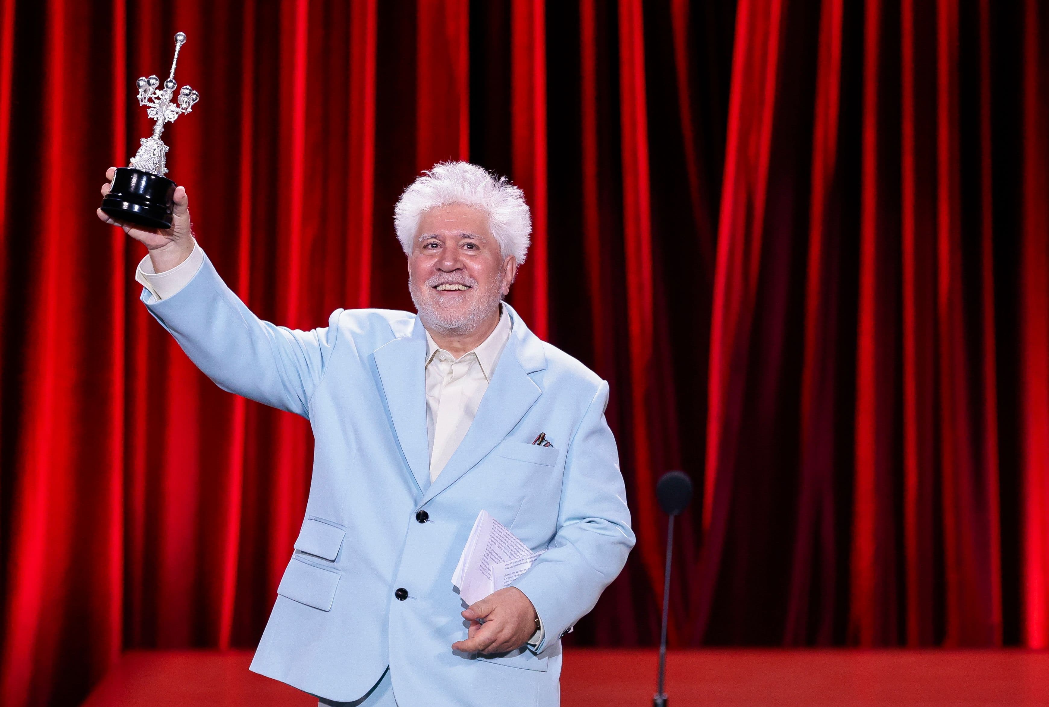 El director Pedro Almodóvar recibe el Premio Donostia en el Festival de San Sebastián de las manos de Tilda Swinton