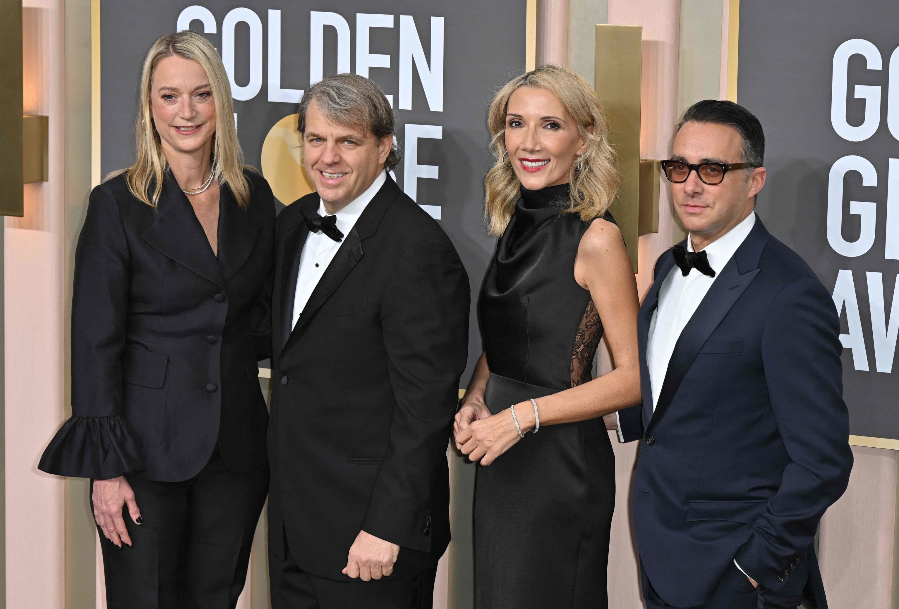 El CEO de Eldridge Industries, Todd Boehly, y la presidenta de los Globos de Oro, Helen Hoehne (ambos en el centro), en el photocall de la gala