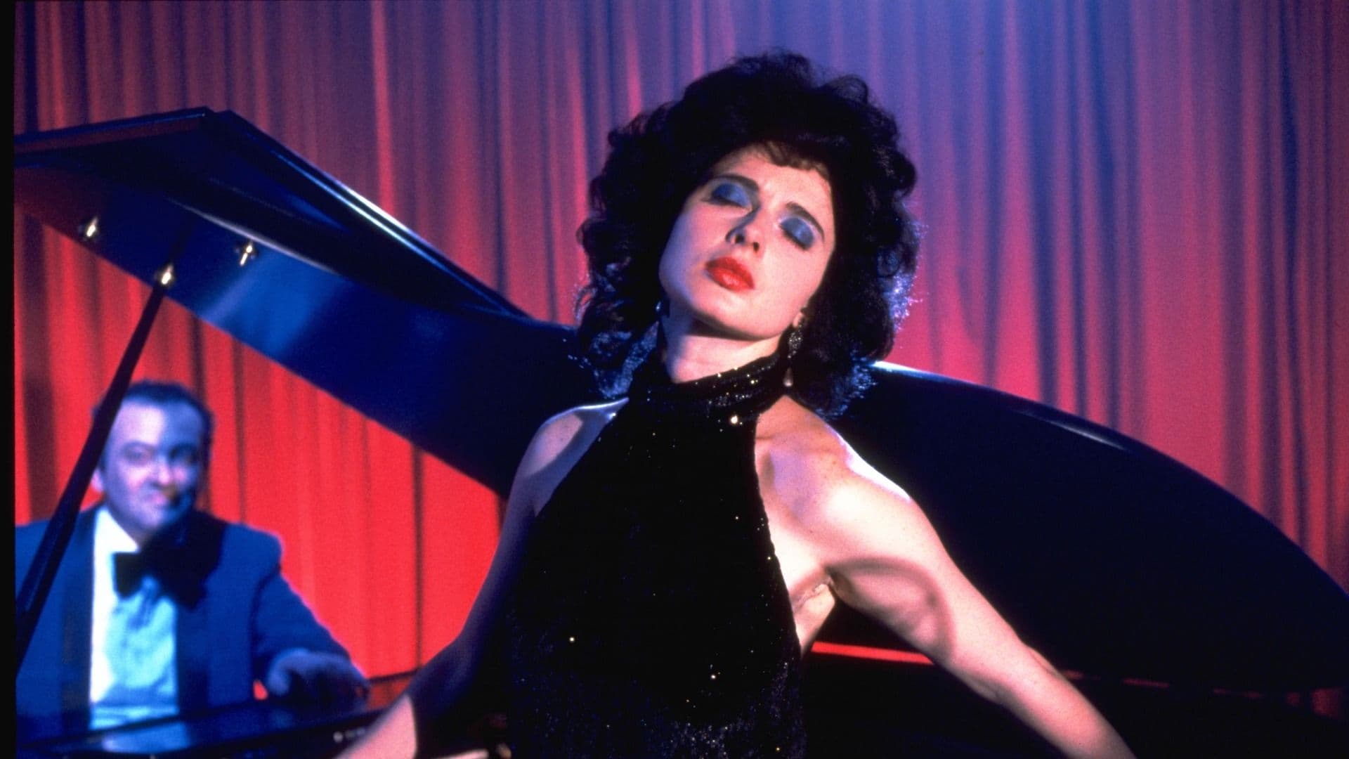 La actriz Isabella Rosellini en un fotograma de 'Terciopelo azul', de David Lynch