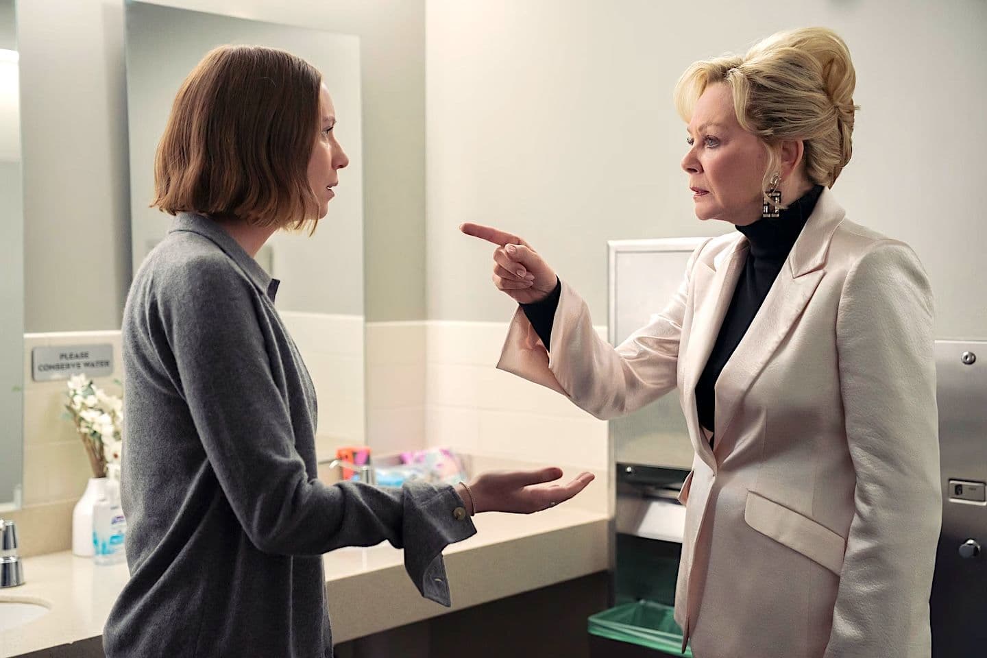 Las actrices Hannah Einbinder y Jean Smart, en una imagen promocional de la cuarta temporada de la serie 'Hacks'
