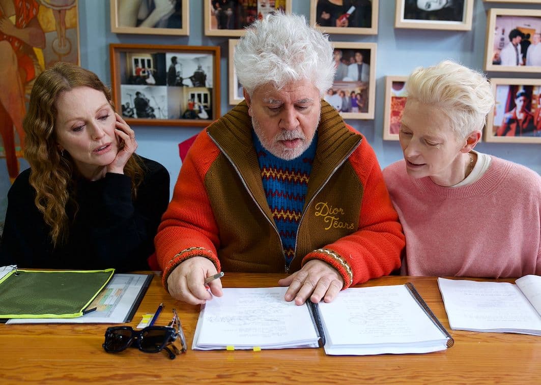 Julianne Moore, Pedro Almodóvar y Tilda Swinton un ensayo de 'La habitación de al lado' en la sede de El Deseo en Madrid