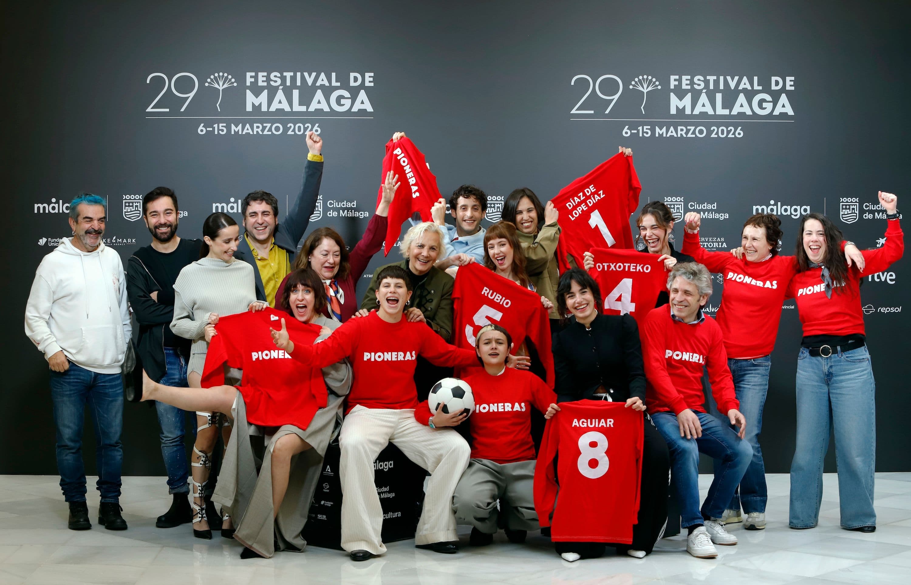 El equipo de la película 'Pioneras. Solo querían jugar' posa con camisetas de fútbol en el photocall del 29 Festival de Málaga