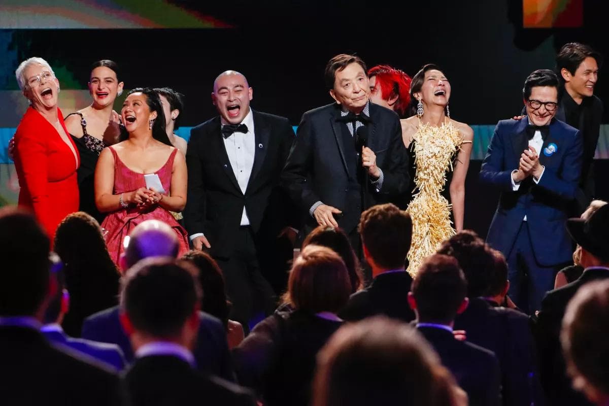 'Todo a la vez en todas partes' arrasa en los premios del Sindicato de Actores