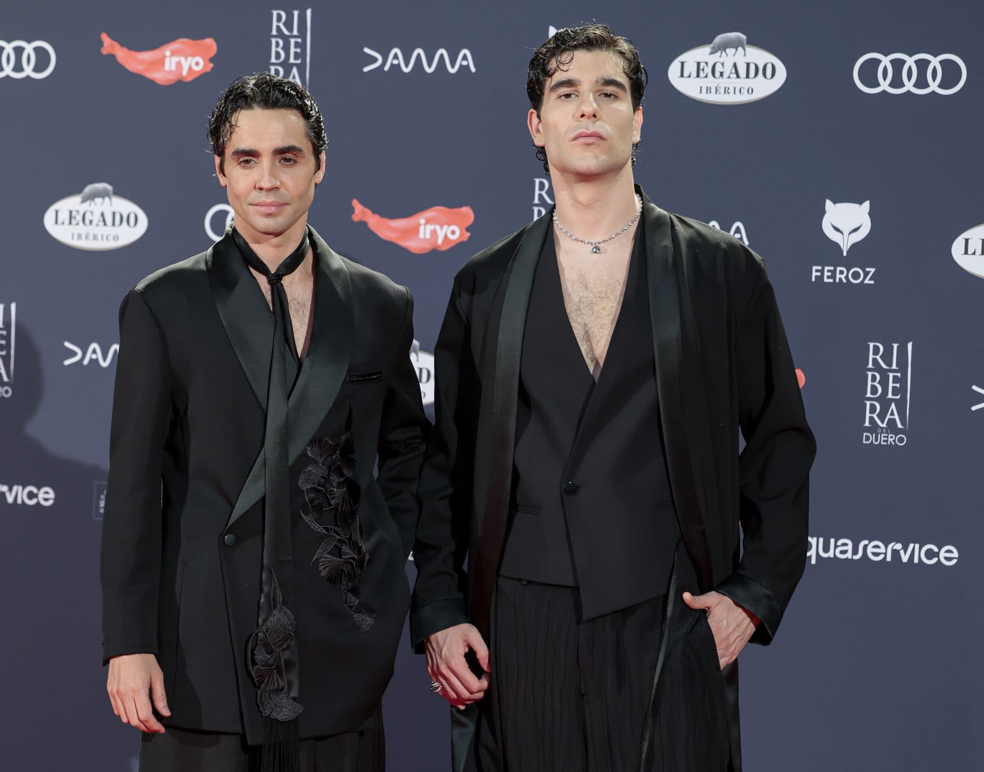 Los Javis posan en la alfombra roja de los Premios Feroz 2024