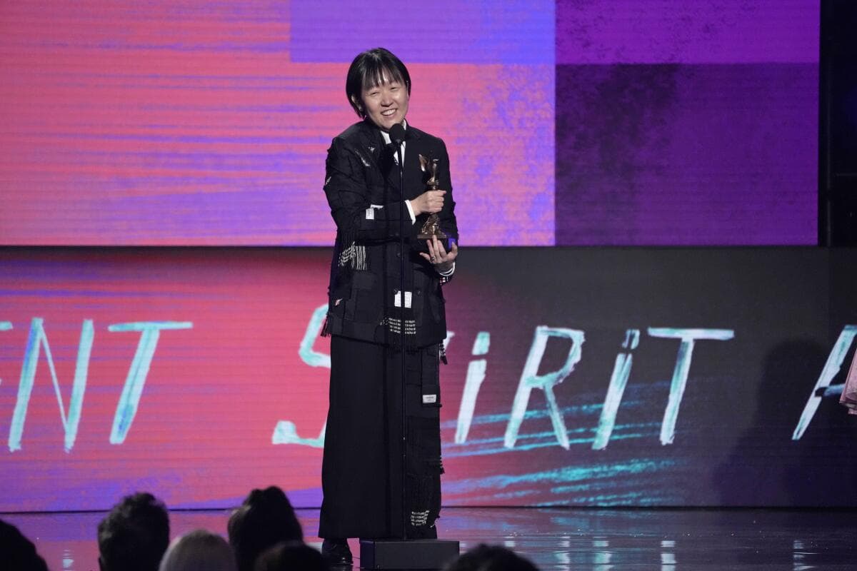 La directora y guionistas de 'Vidas pasadas', Celine Song, recoge el Film Independent Spirit Awards como Mejor Directora