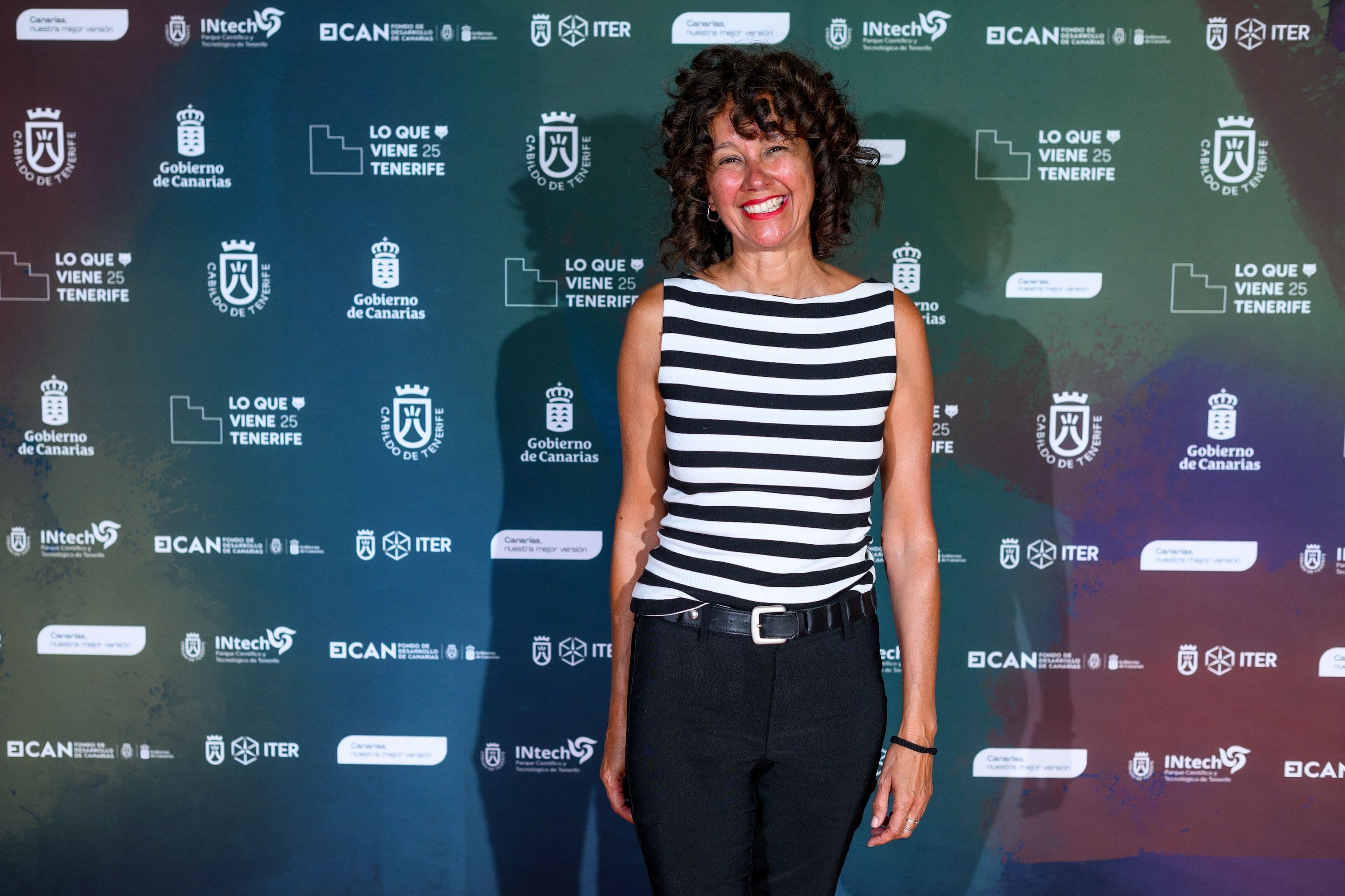 Natacha Mora, coordinadora de Canary Islands Film, posa en el photocall del festival Lo que viene 2025