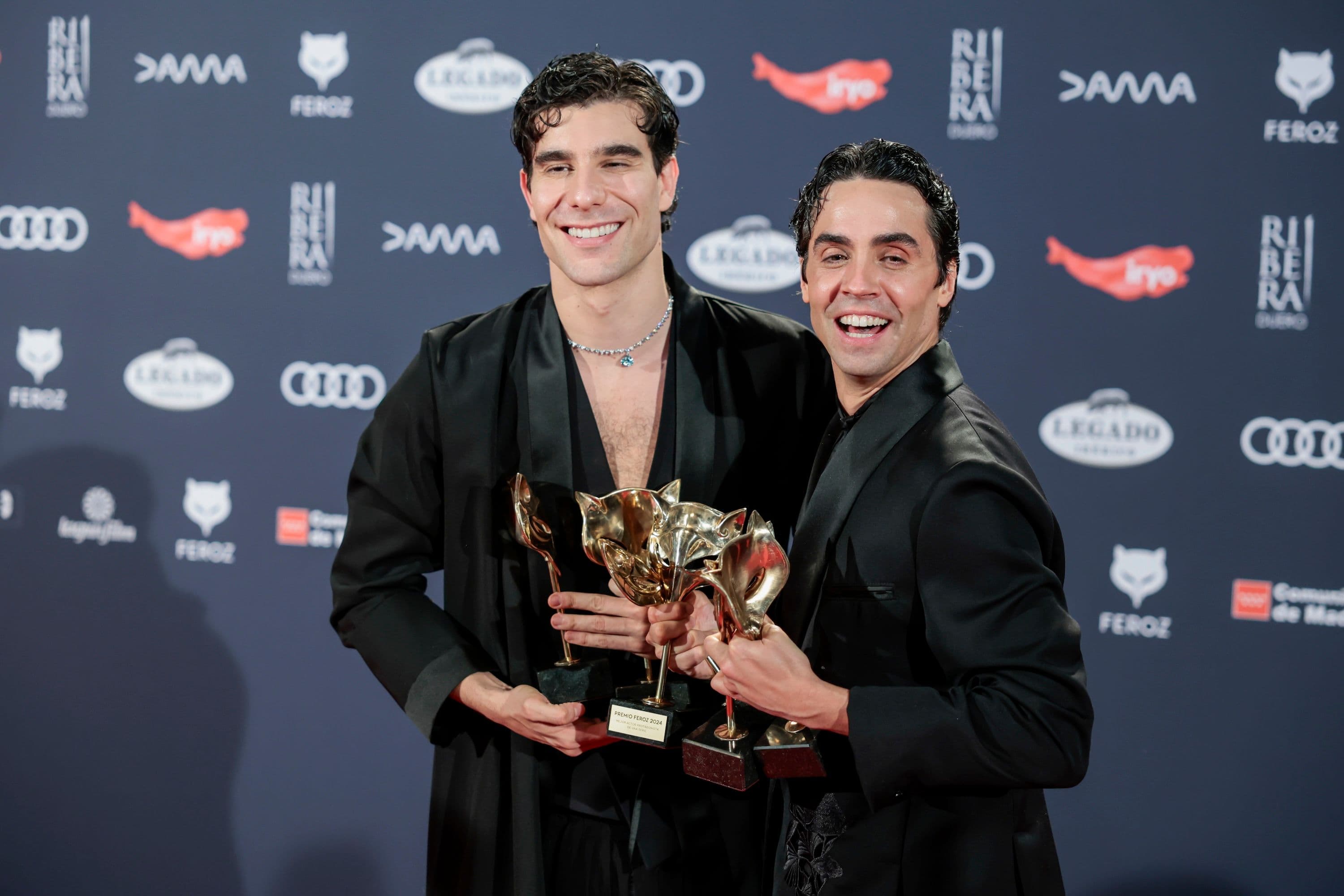 Javier Calvo y Javier Ambrossi posan con las estatuillas para 'La mesías' tras la gala de los Premios Feroz 2024