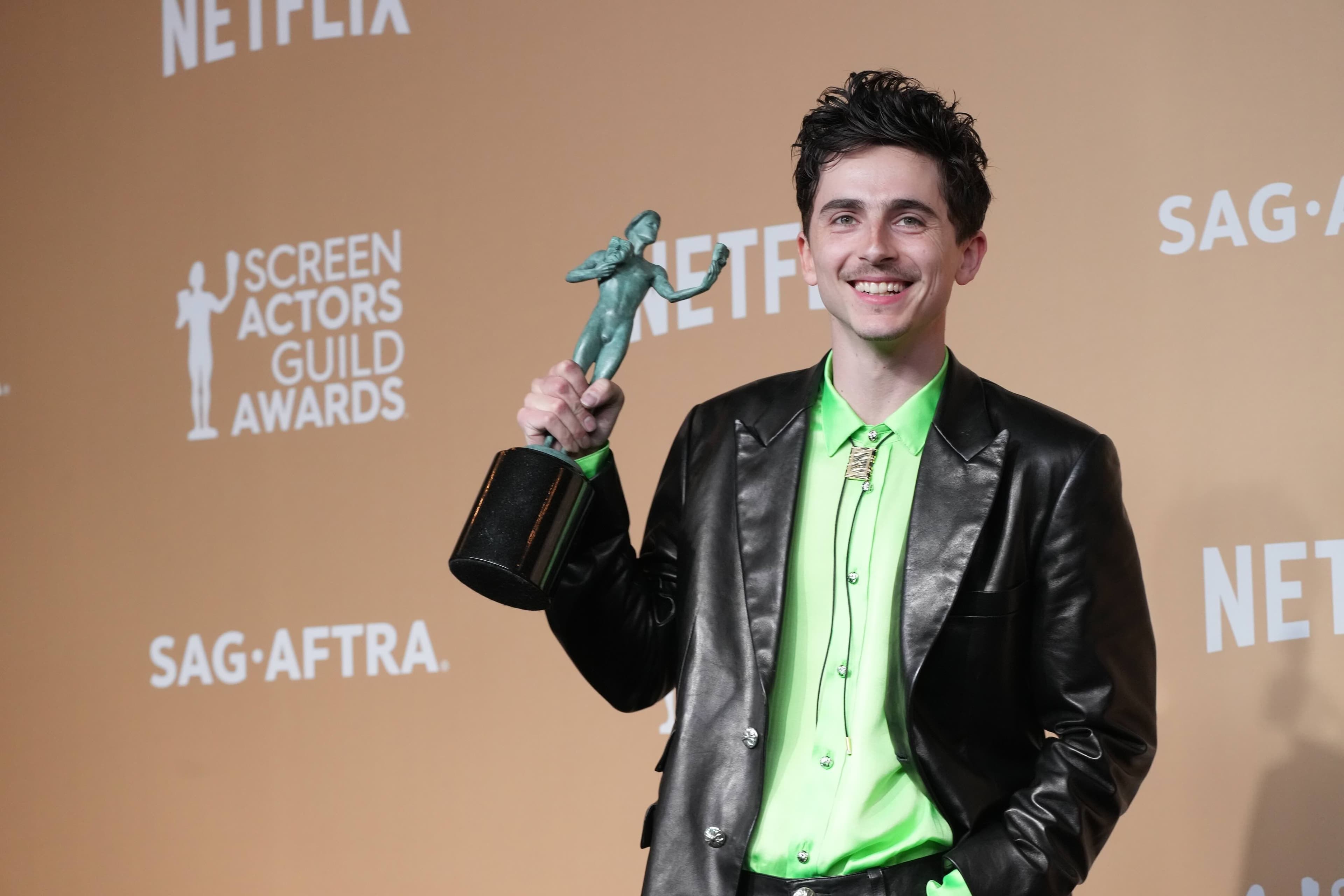 Timothée Chalamet posa con el premio del Sindicato de Actores por su trabajo en 'A Complete Unknown'