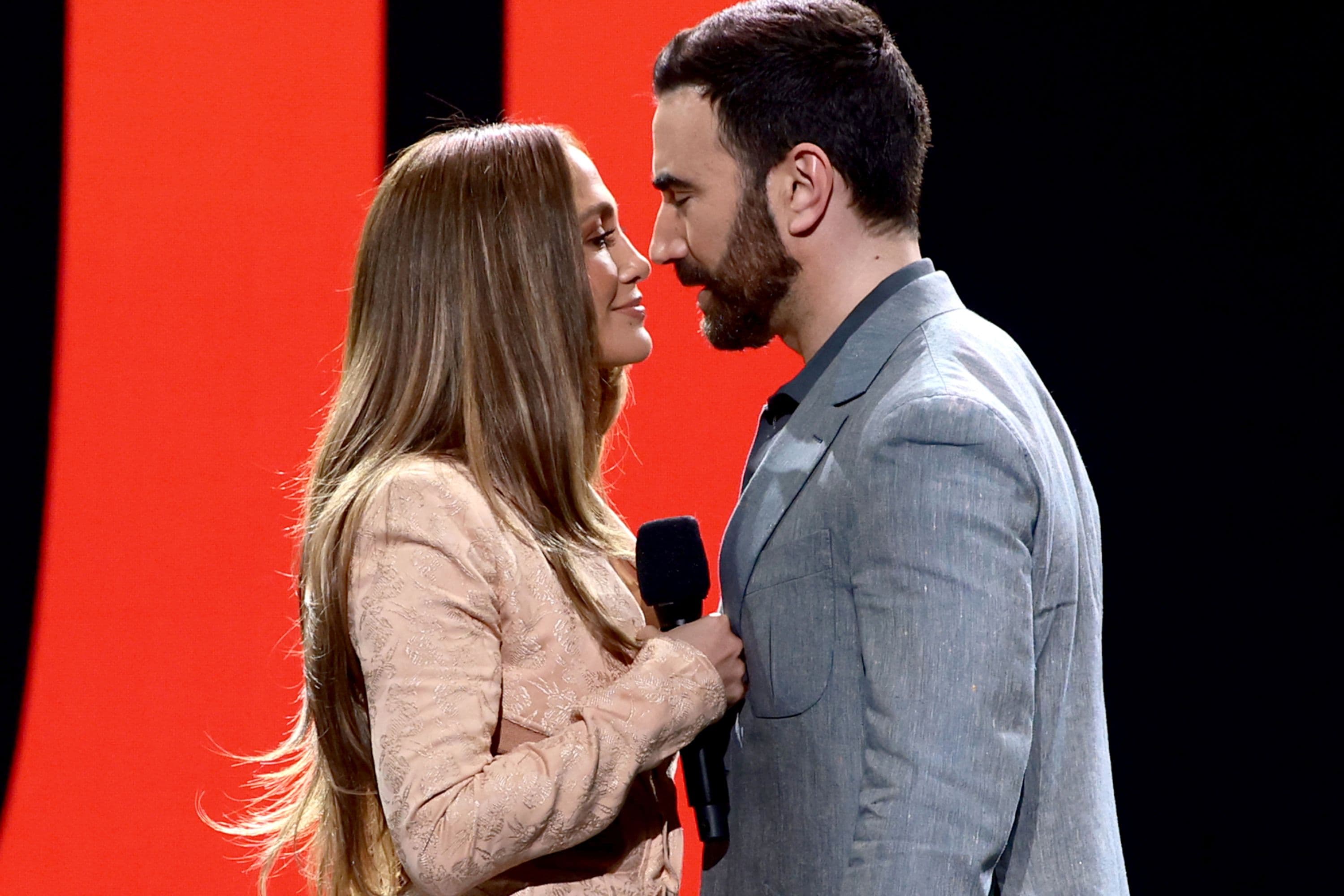 Los actores Jennifer Lopez y Brett Goldstein, protagonistas de la romcom ‘Turbulencia en la oficina’, durante el Upfront de Netflix en mayo de 2026