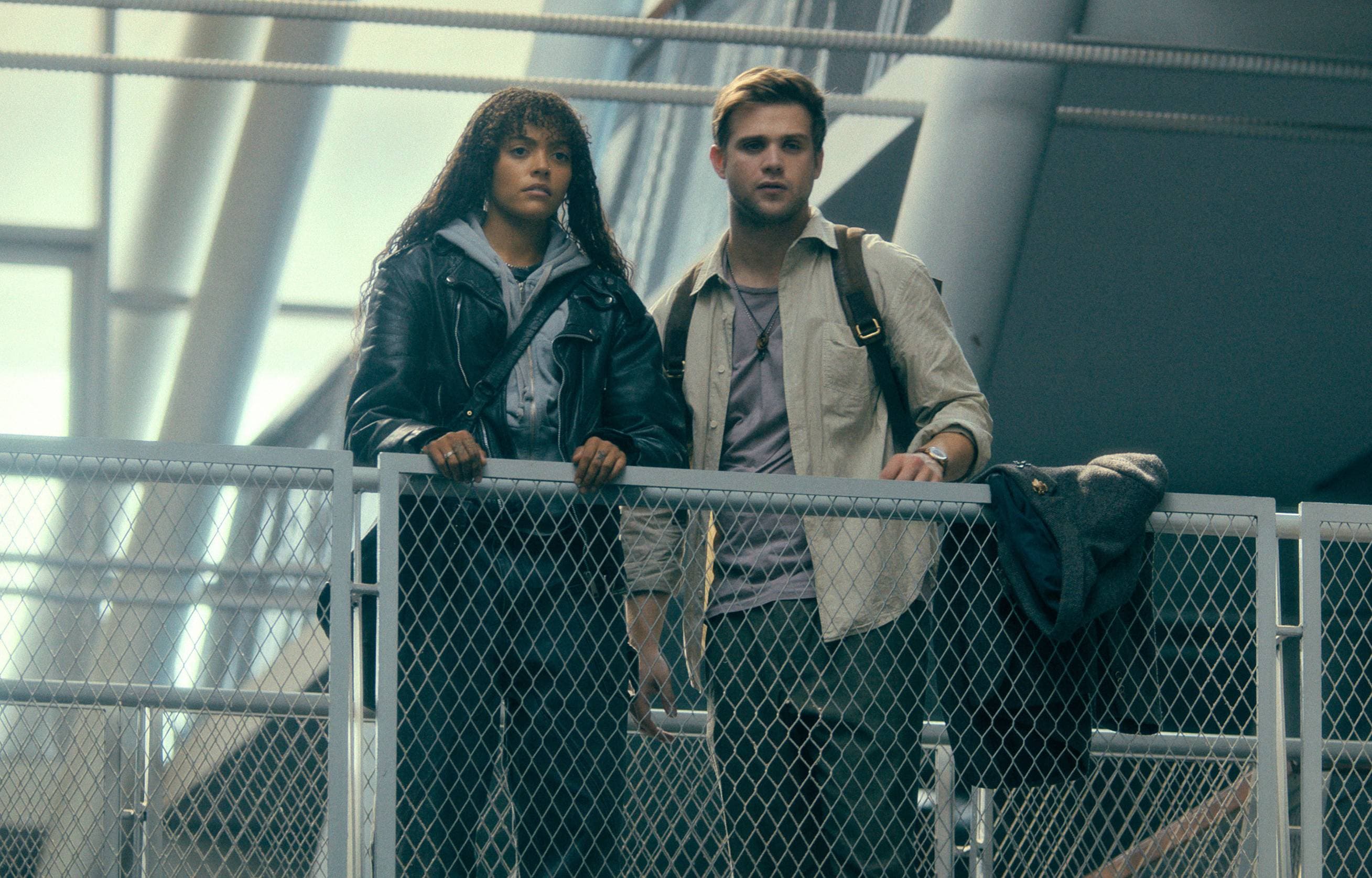 Quintessa Swindell y Leo Woodall en una imagen de las serie 'Prime target'