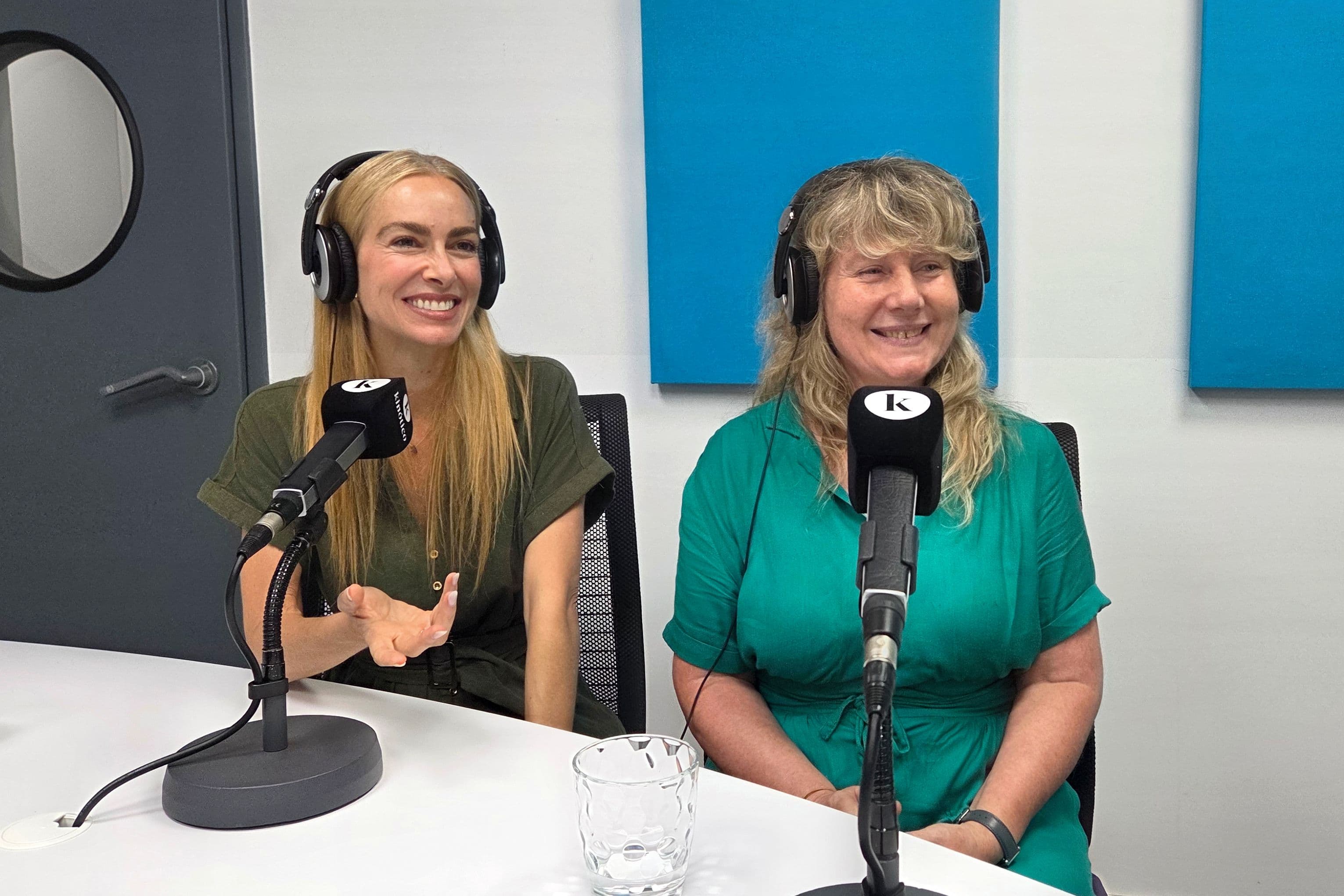 Kira Miró y Mar Olid, actriz y directora de 'Tres de más’, visitaron el estudio durante la grabación del episodio 522 del podcast semanal de Kinótico, en julio de 2026