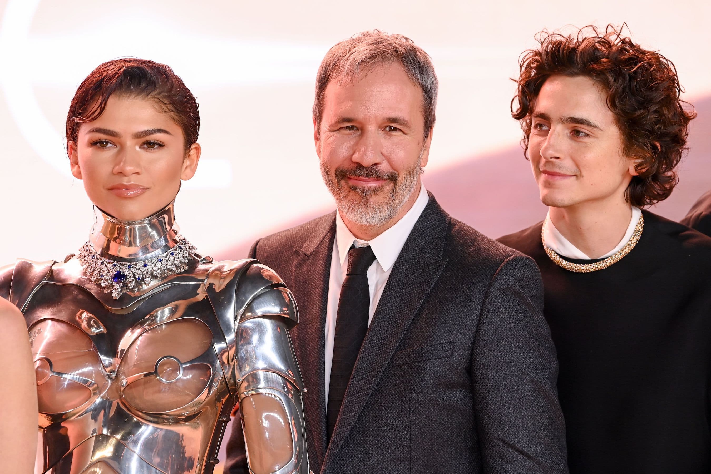El director Denis Villeneuve, rodeado por los actores Zendaya y Timothée Chalamet, en la premiere de 'Dune 2' en Londres