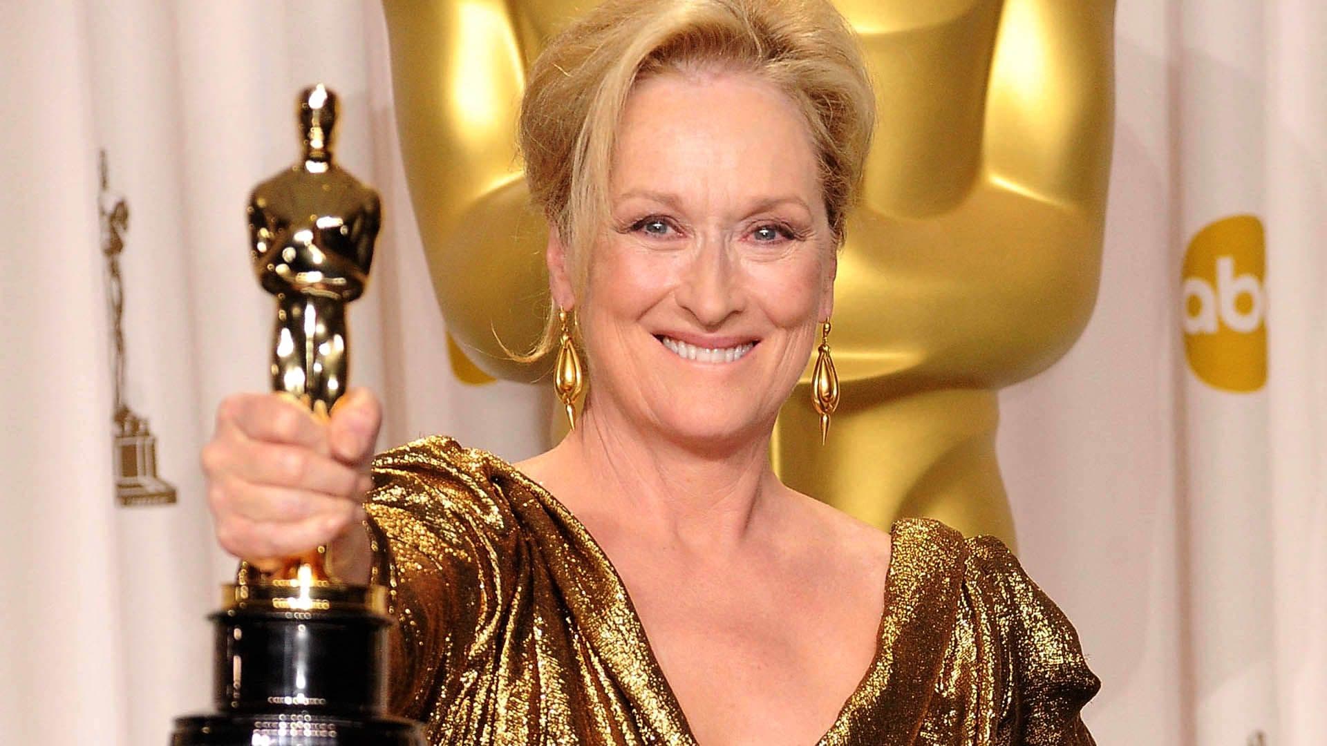 La actriz Meryl Streep sostiene su tercer Oscar, conseguido por 'La dama de hierro'