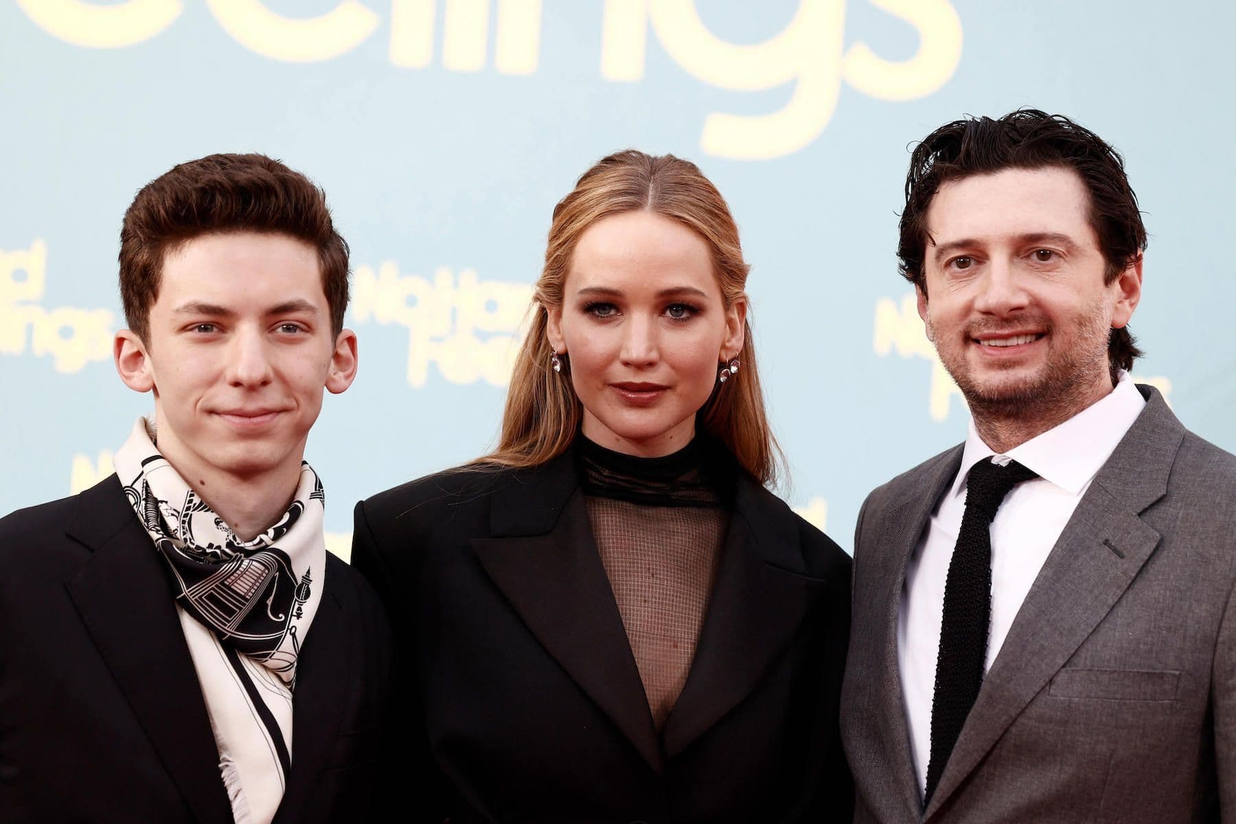 Jennifer Lawrence, Andrew Barth Feldman y el director Gene Stupnitsky posan en la premiere alemana de 'Sin malos rollos'